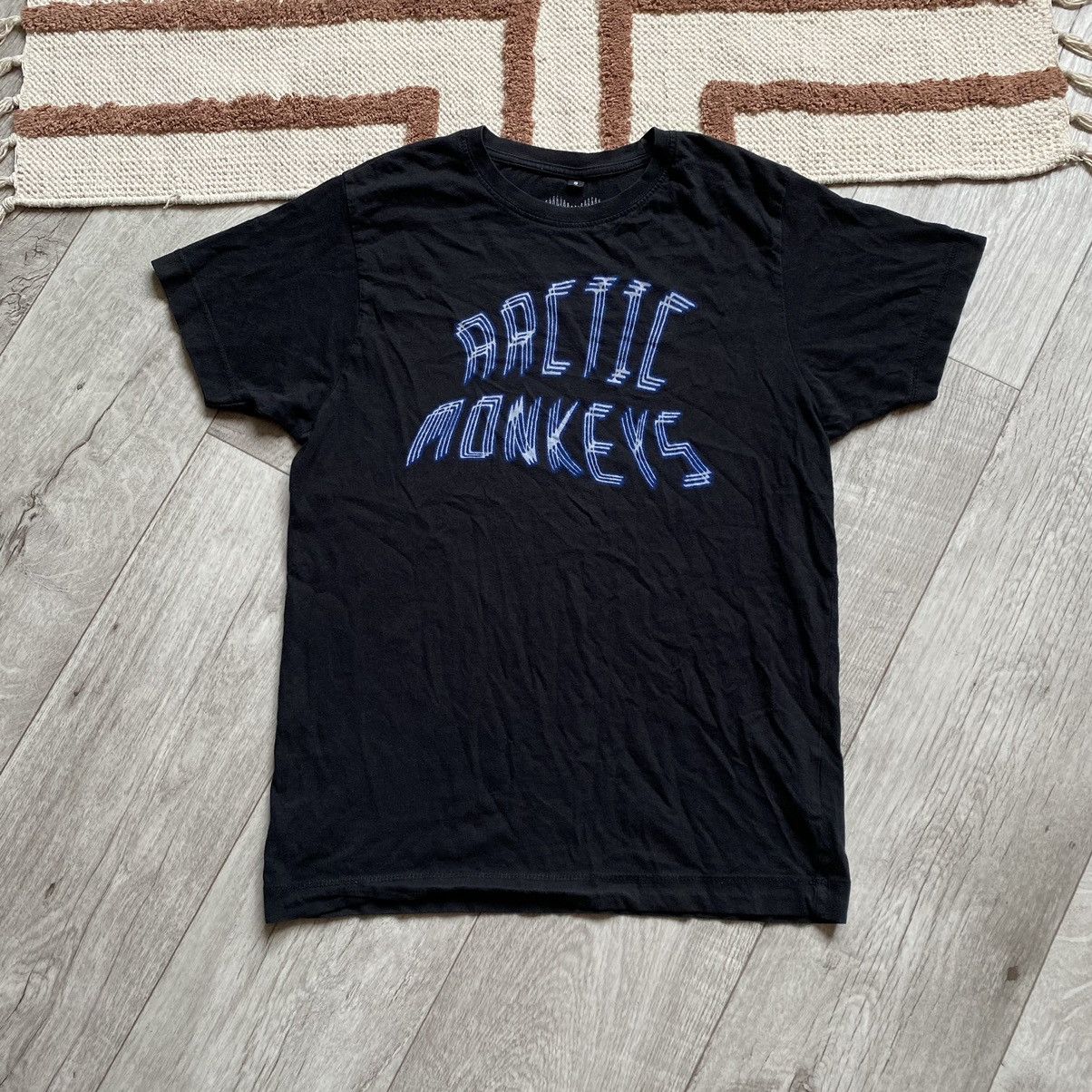 AMAZING ARCTIC MONKEYS BAND NEON LOGO TOUR T SHIRT