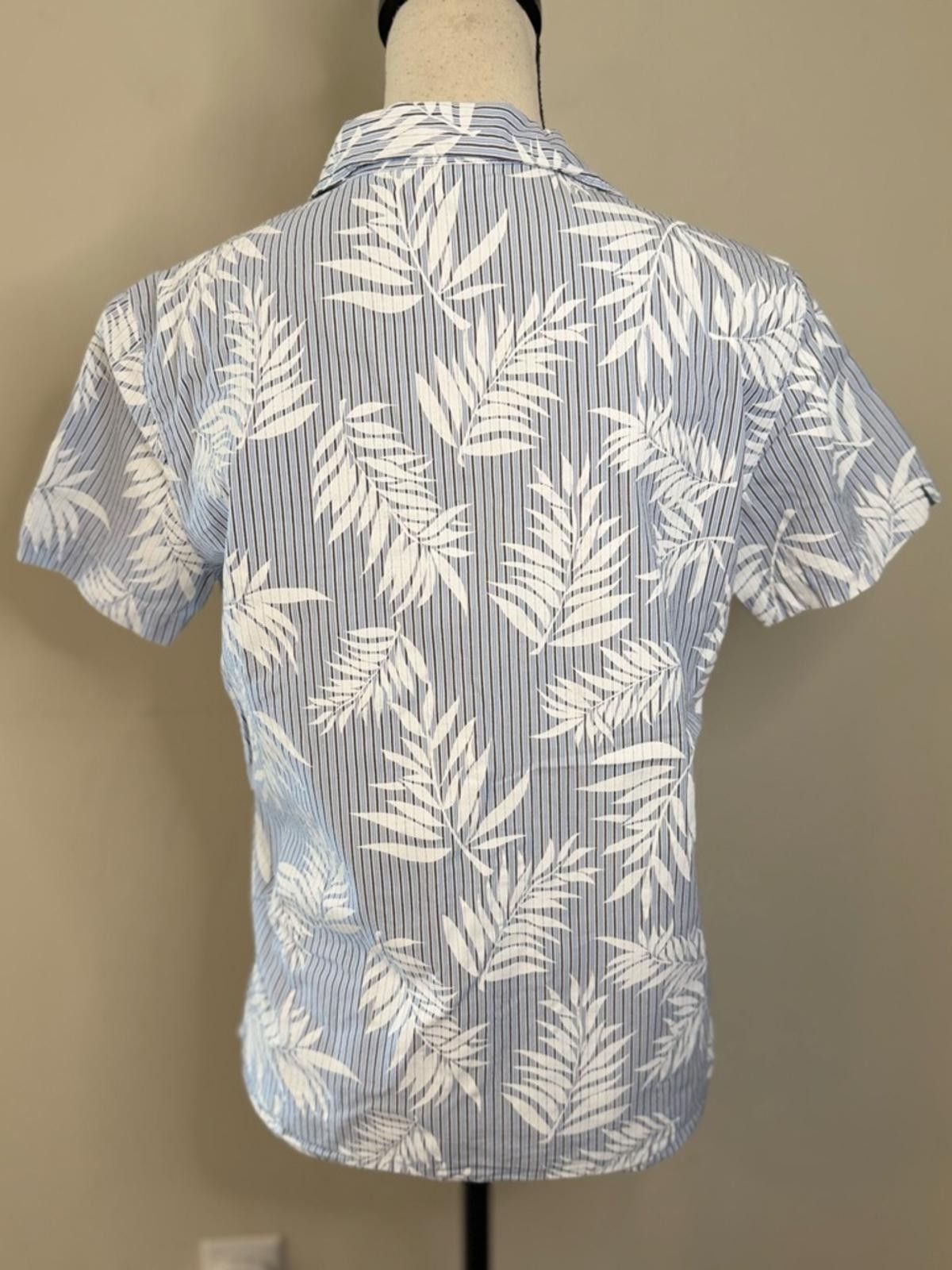 Other Liz Claiborne stripe palm short sleeve button up top SZ M Size M / US 6-8 / IT 42-44 - 4 Thumbnail