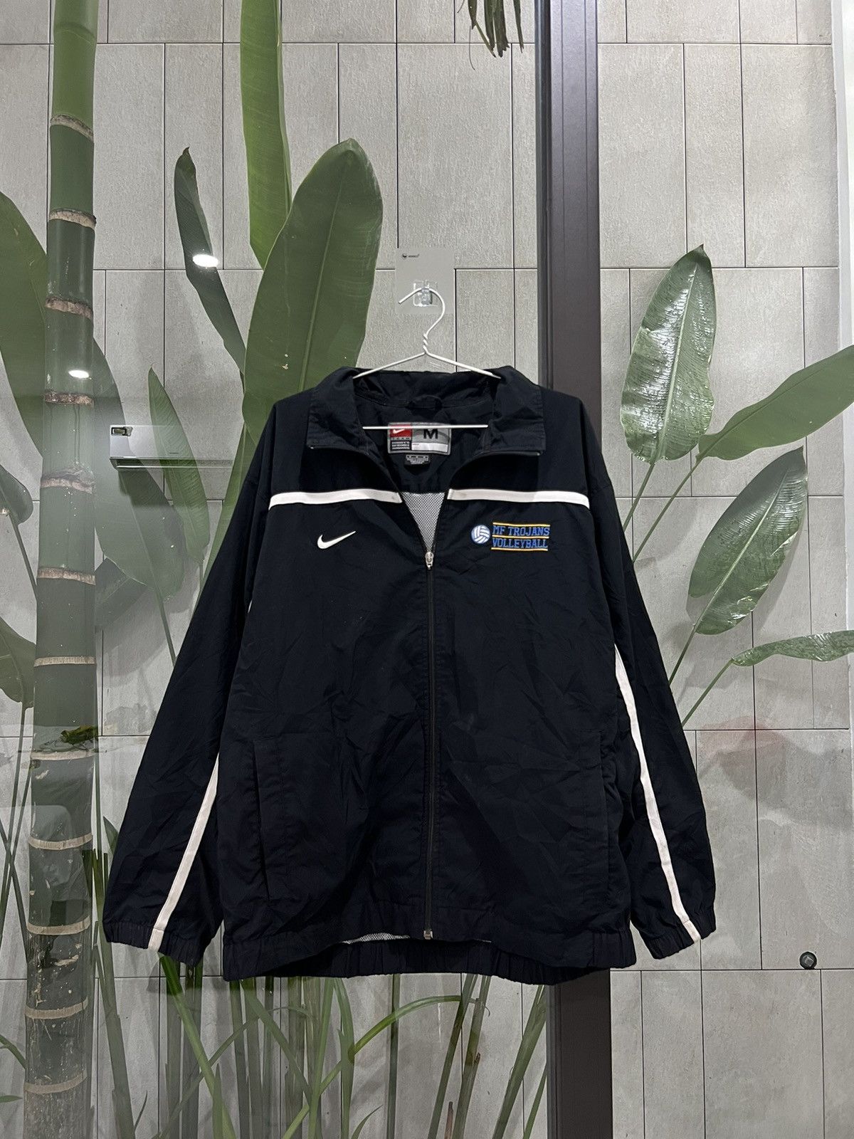 Nike hoodless windbreaker sale