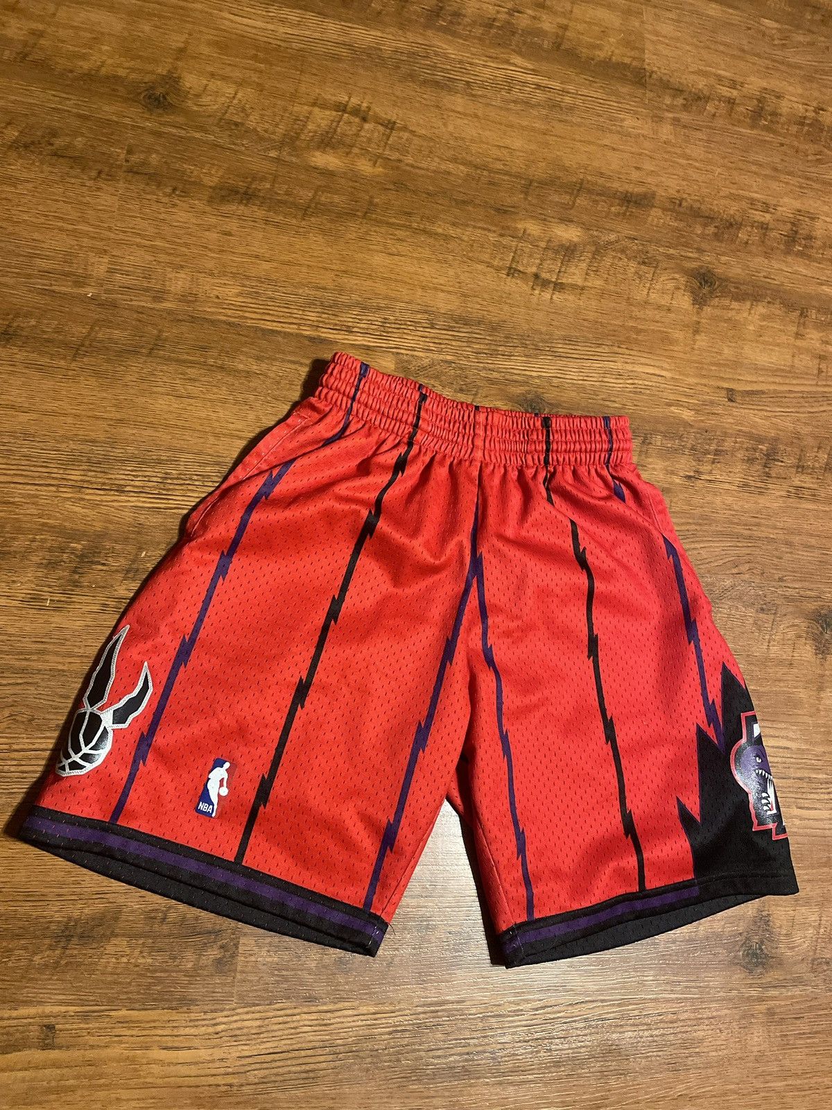 Mitchell & Ness Mitchell & Ness NBA Hardwood Classics Toronto Raptors Shorts Size US 32 / EU 48 - 2 Thumbnail