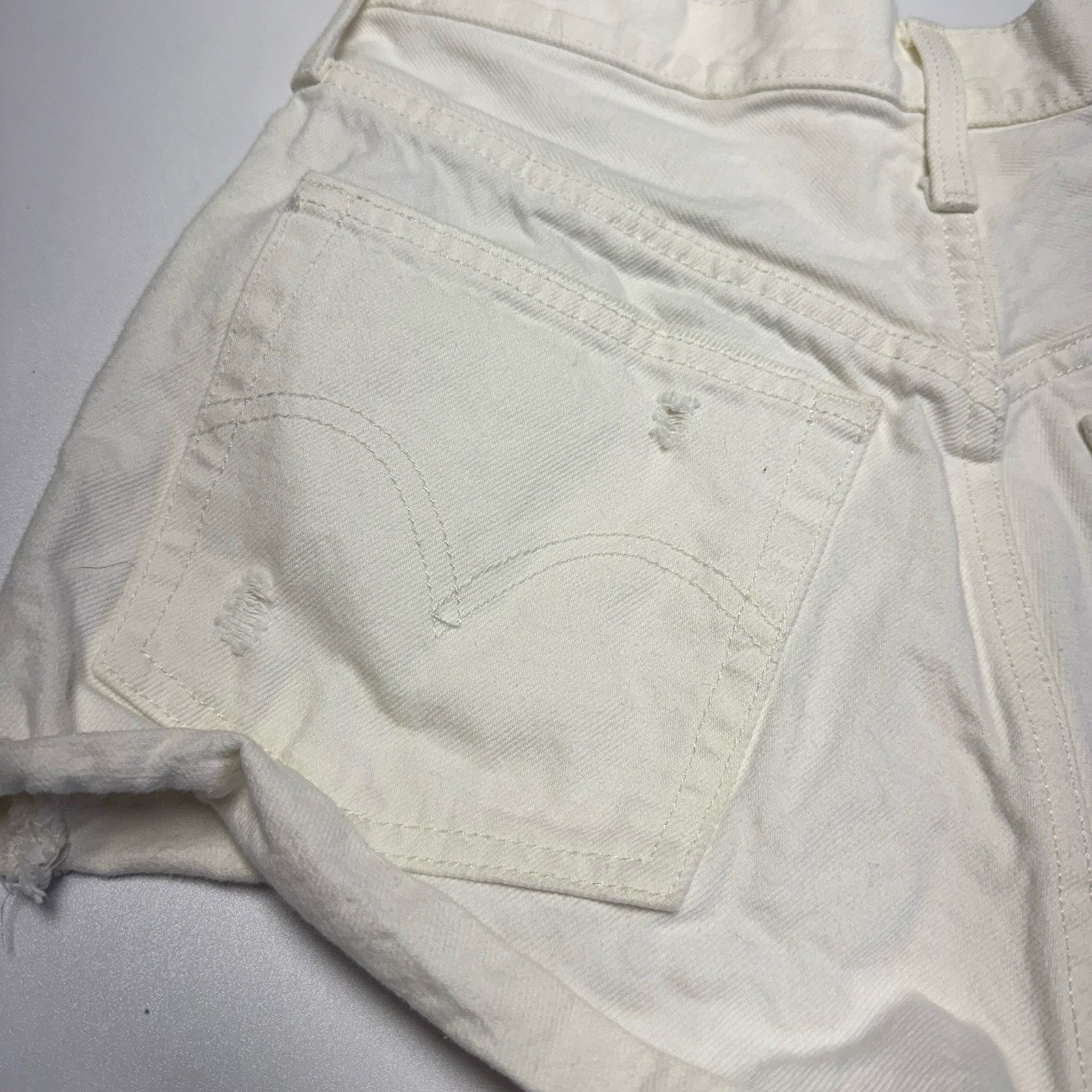 Levi's Levi's 501 Button Fly Denim Shorts Womens 26 White Distress Size 26" / US 2 / IT 38 - 5 Thumbnail