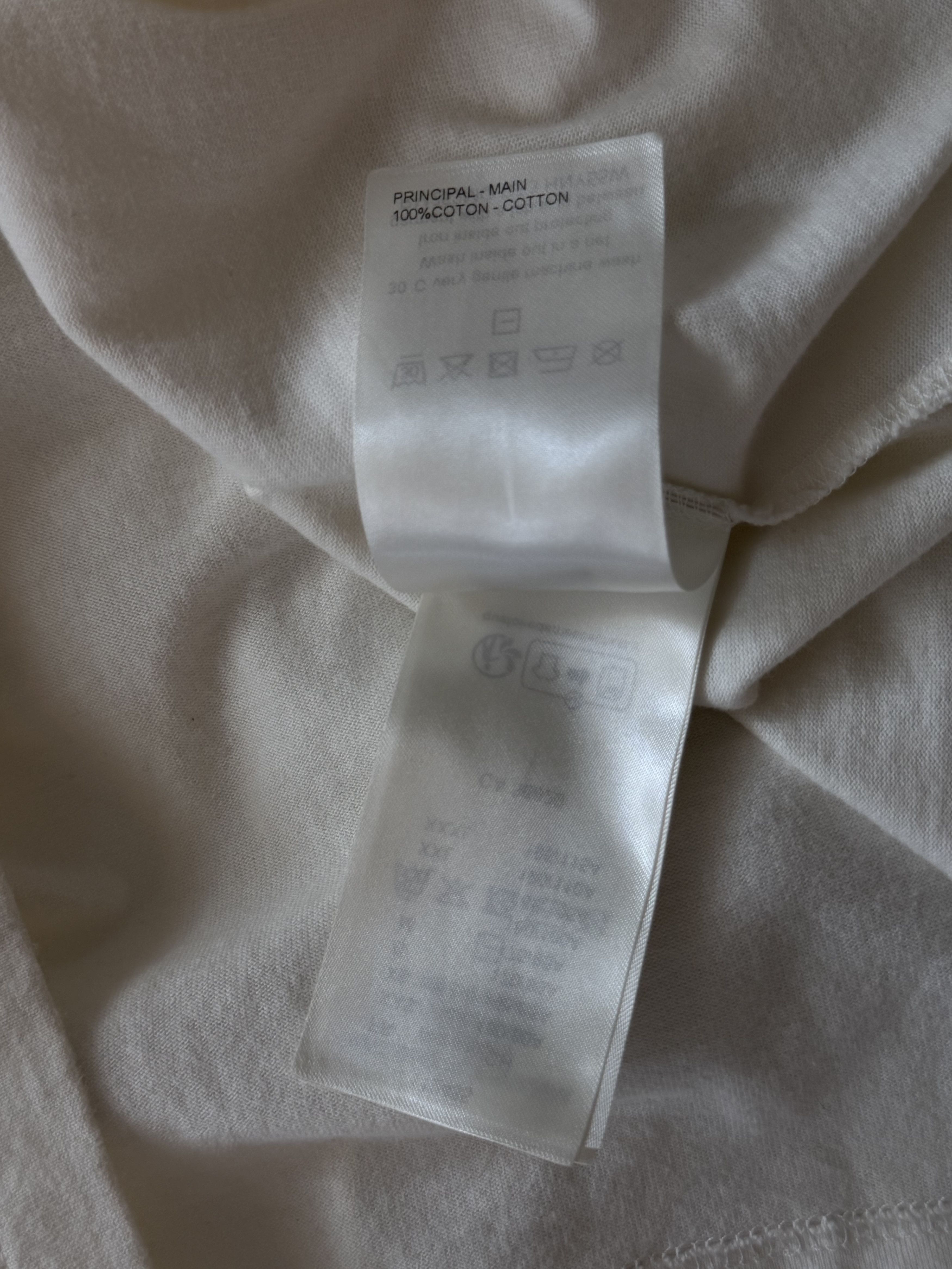 Louis Vuitton Louis Vuitton White Embossed Logo T-Shirt Size US XL / EU 56 / 4 - 5 Thumbnail
