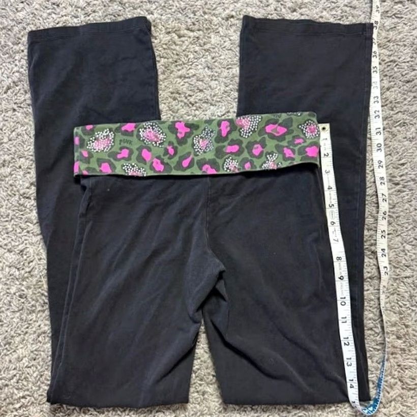Vintage VINTAGE PINK Victoria's Secret Fold Over Low Rise Leopard Flare Legging Black S Womens Leggings Comfort Stretch Flare Pattern Animal Print N/A Size 28" / US 6 / IT 42 - 3 Thumbnail