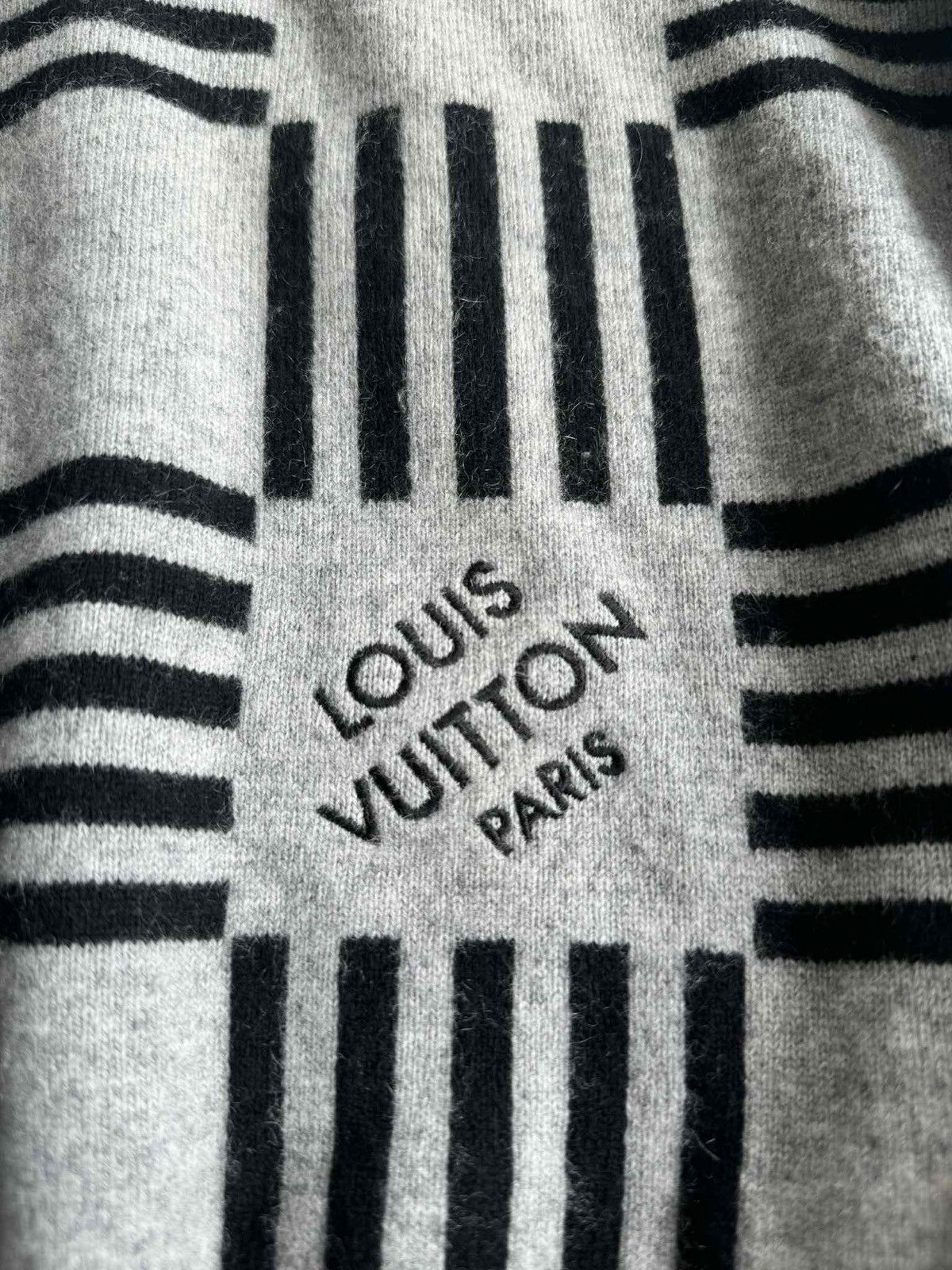 Louis Vuitton Louis Vuitton - Distorted Damier Crewneck Size US XL / EU 56 / 4 - 6 Thumbnail