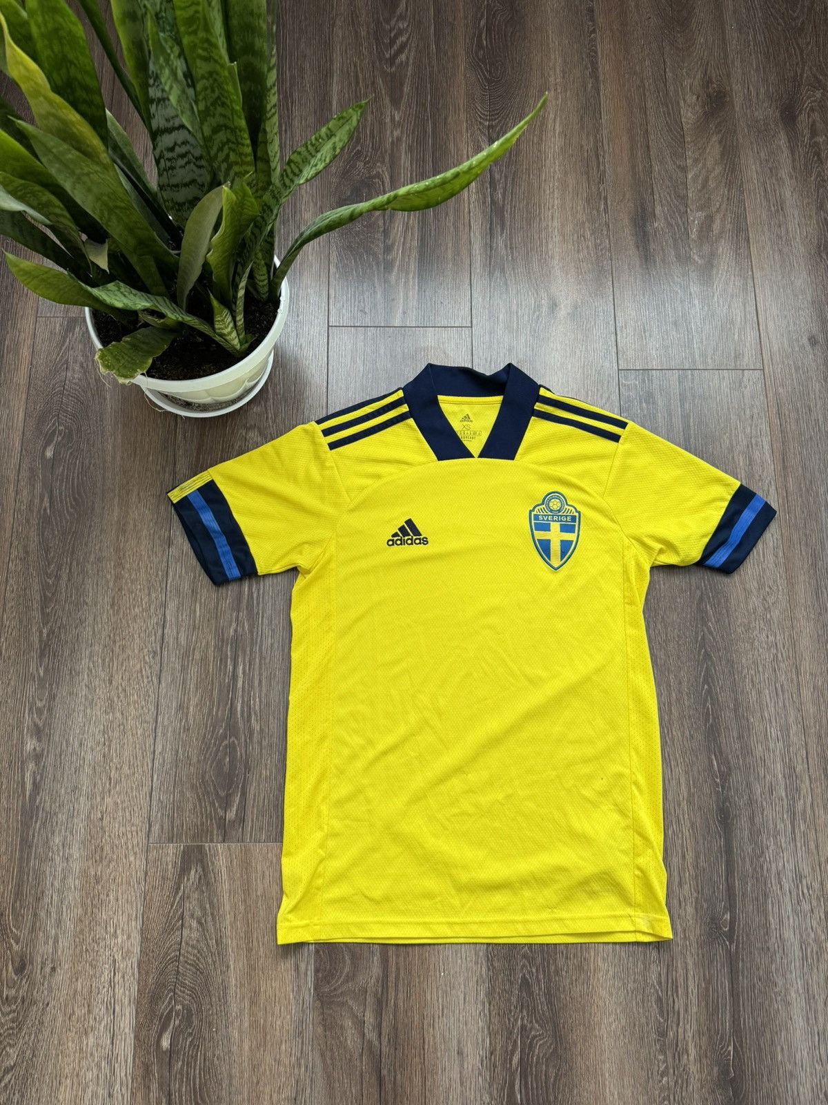 Adidas SWEDEN NATIONAL TEAM 2020-21 HOME SHIRT ADIDAS JERSEY SOCCER SIZE XS Size US XS / EU 42 / 0 - 1 Thumbnail