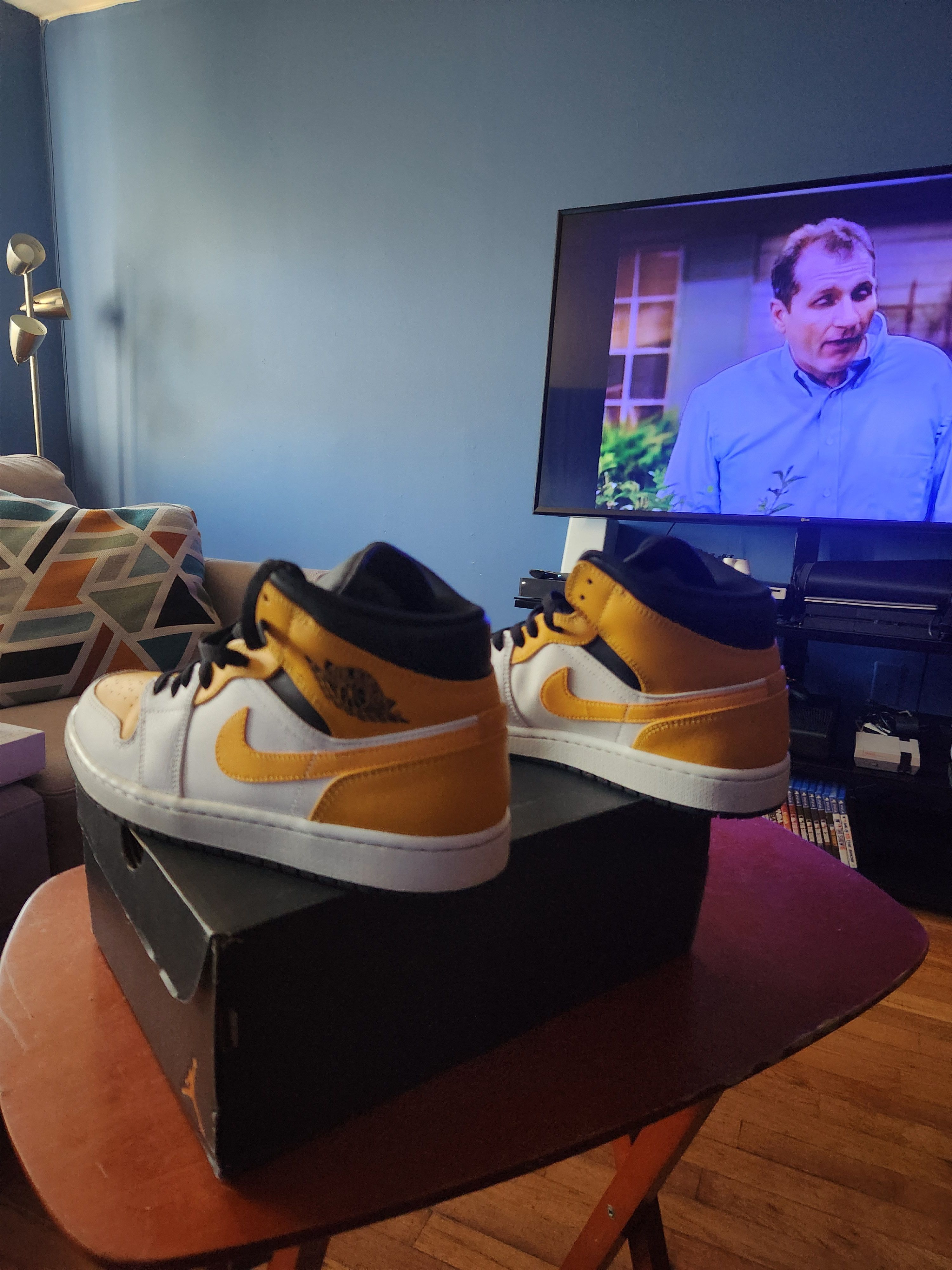 Nike Air jordan 1 mid Size US 9 / EU 42 - 5 Thumbnail