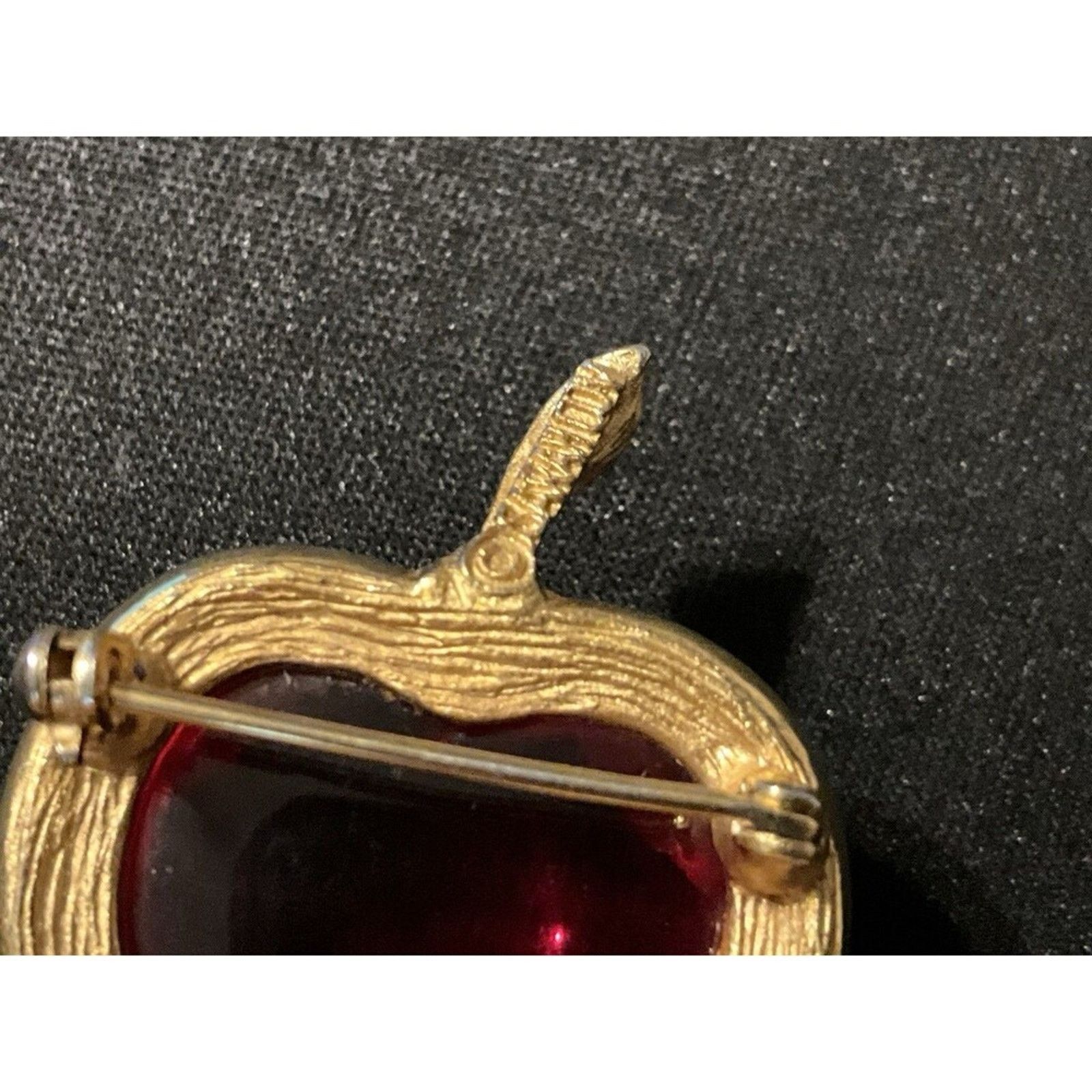Other Sarah Coventry Gold Tone Lucite Apple Jelly Belly Brooch Size ONE SIZE - 5 Thumbnail