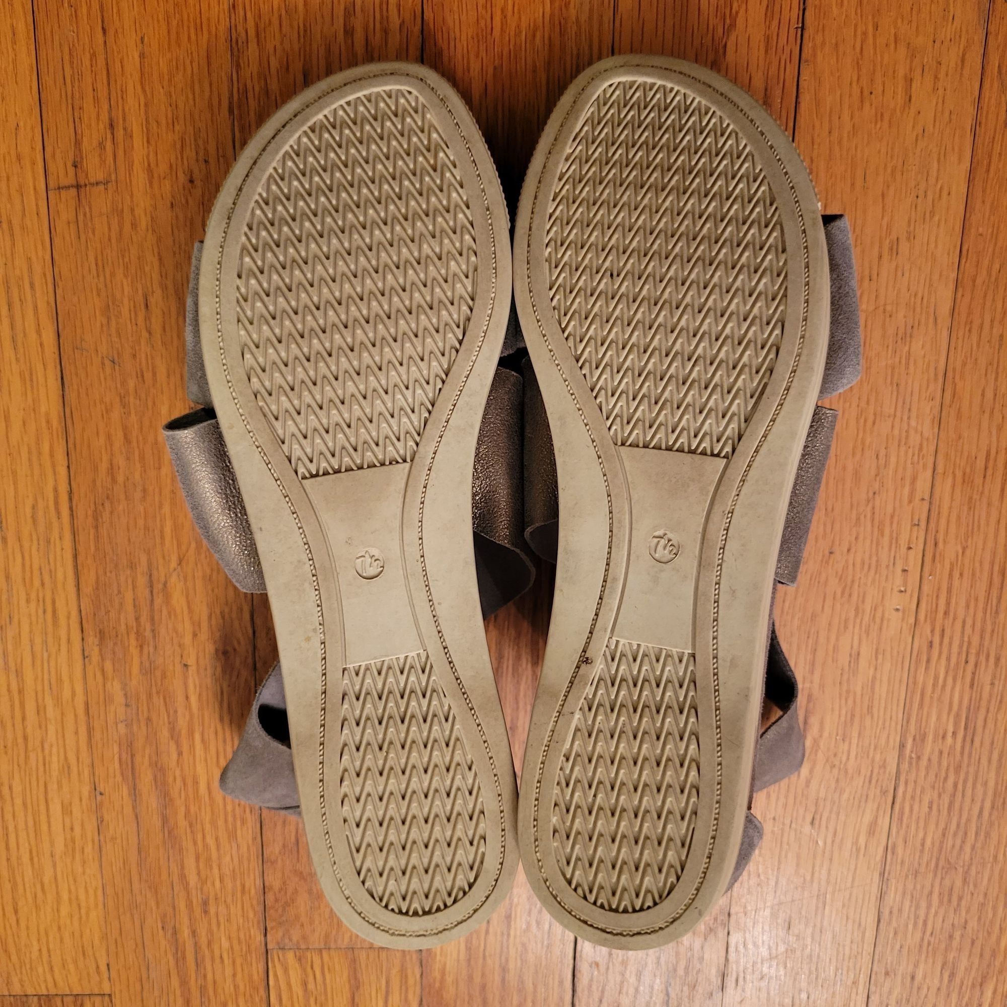 Eileen Fisher Eileen Fisher Criss Cross Sport Strappy Sandals 7.5 Metallic Size US 7.5 / IT 37.5 - 5 Thumbnail