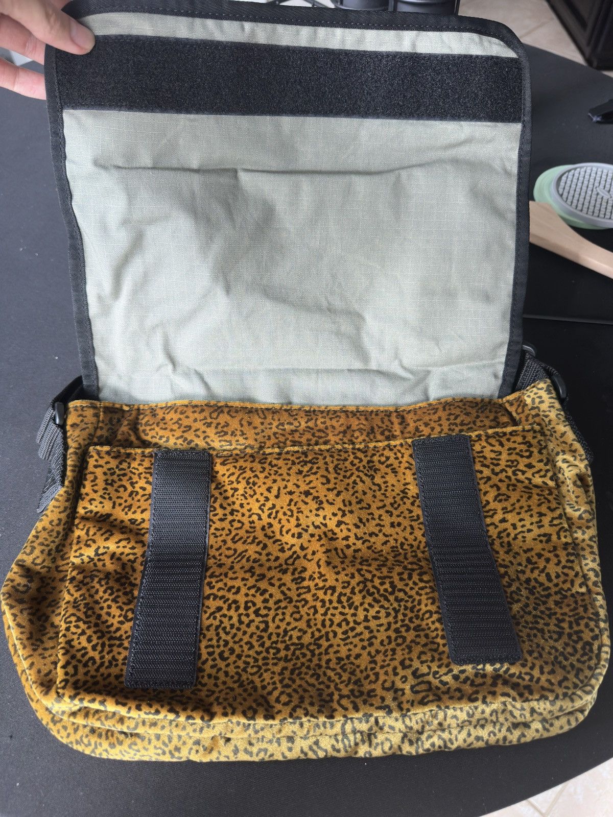 Supreme Supreme Velvet Messenger Bag Tan Leopard Size ONE SIZE - 4 Thumbnail