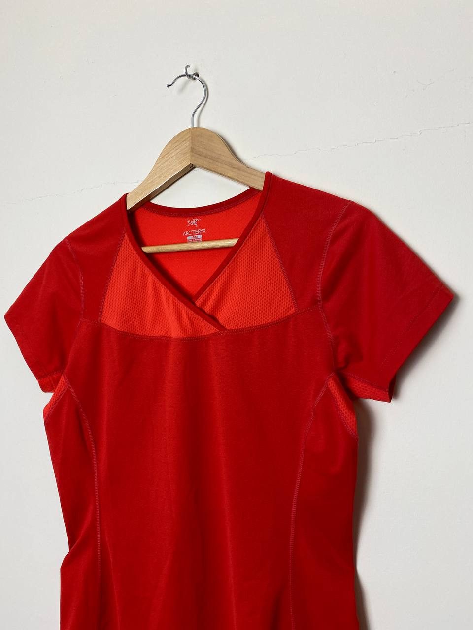Arc'teryx × Vintage Vintage Arc'Teryx V-Neck Small Logo Women's T-Shirt Size M / US 6-8 / IT 42-44 - 3 Thumbnail