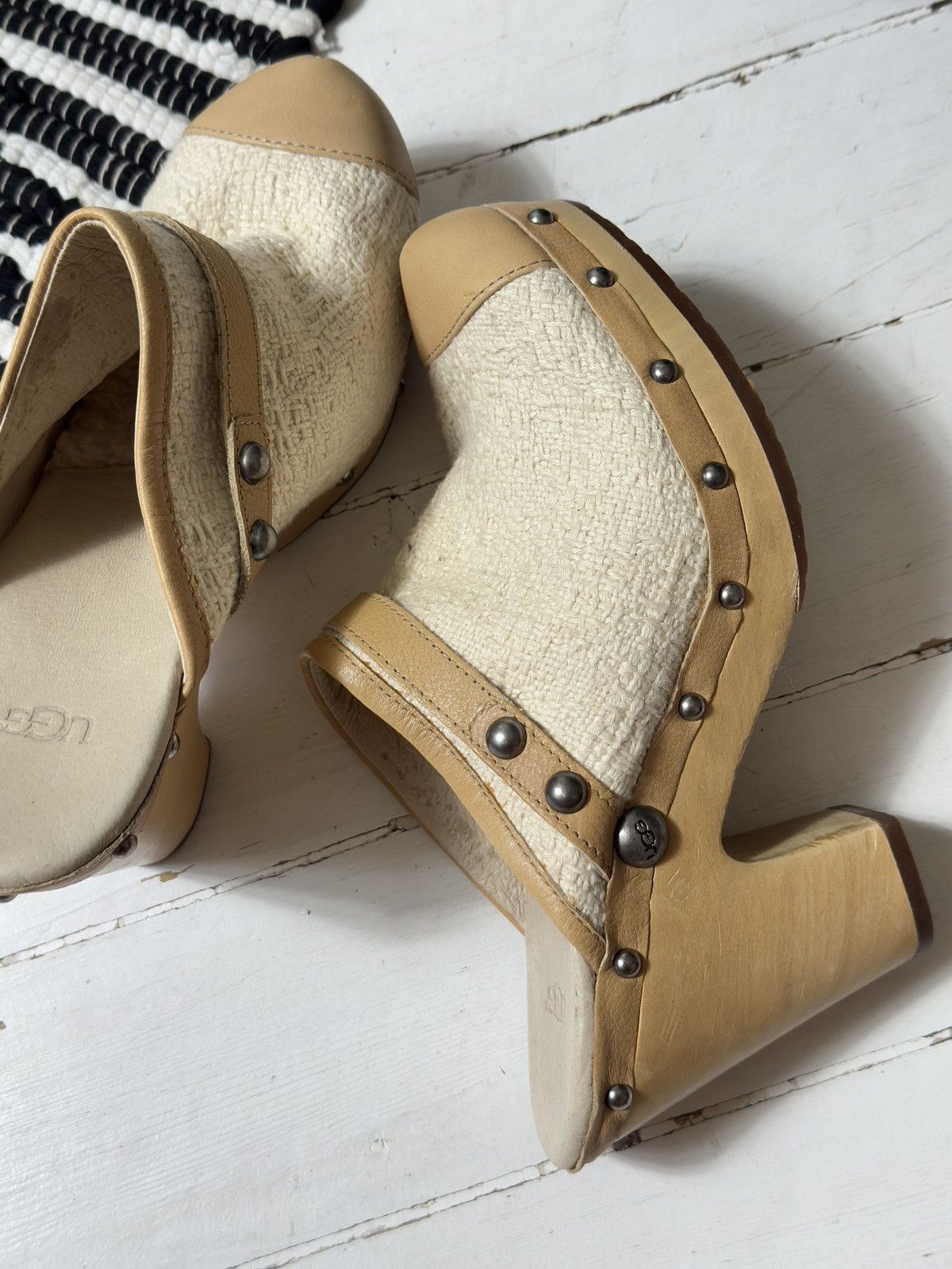 Ugg VINTAGE UGG TAN AND CREAM 2000s MULES CLOGS Size US 9 / IT 39 - 8 Thumbnail