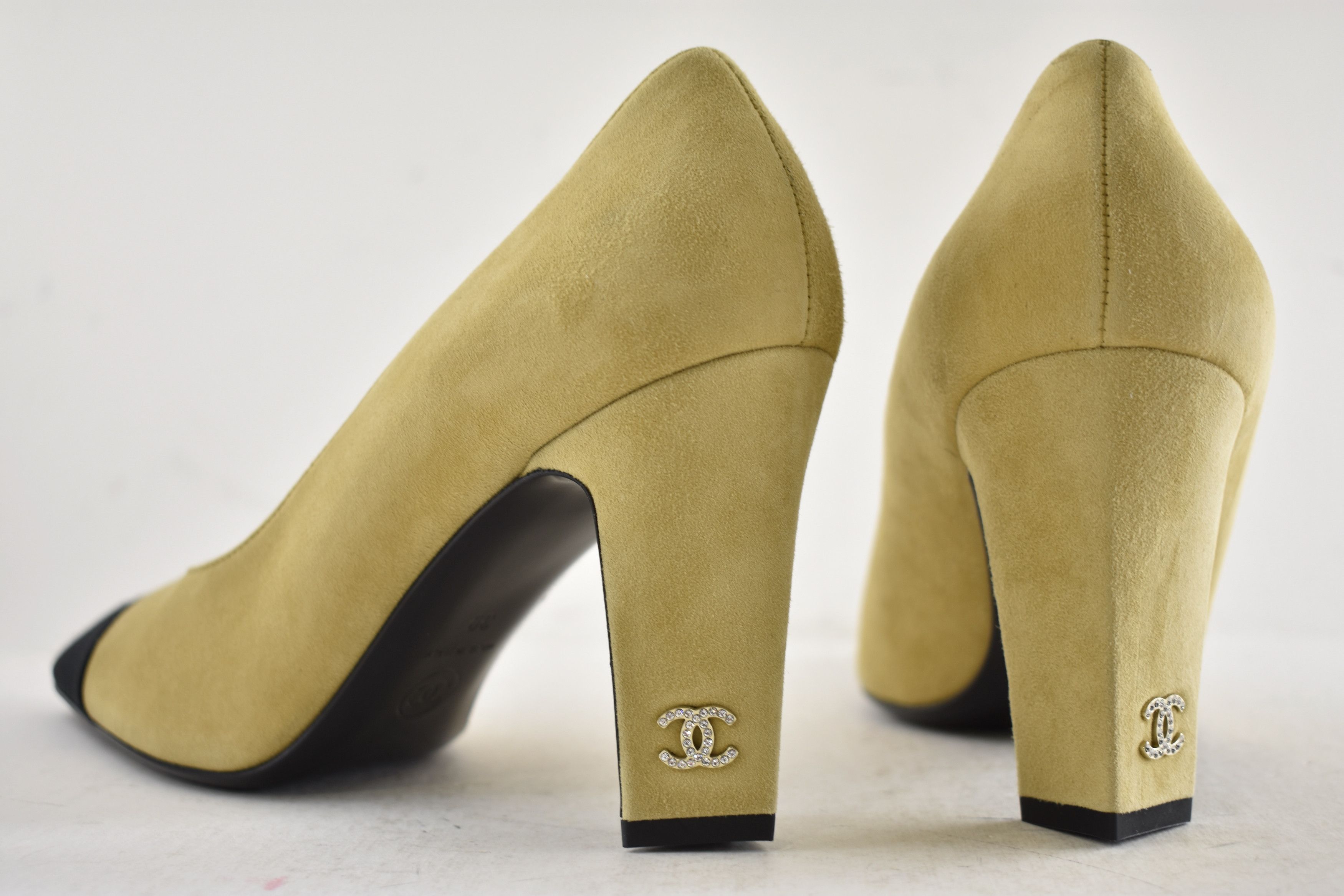 Chanel 25A Suede Black Square CC Crystal Logo Heel Of Fame Pump 39 Size US 9 / IT 39 - 13 Thumbnail