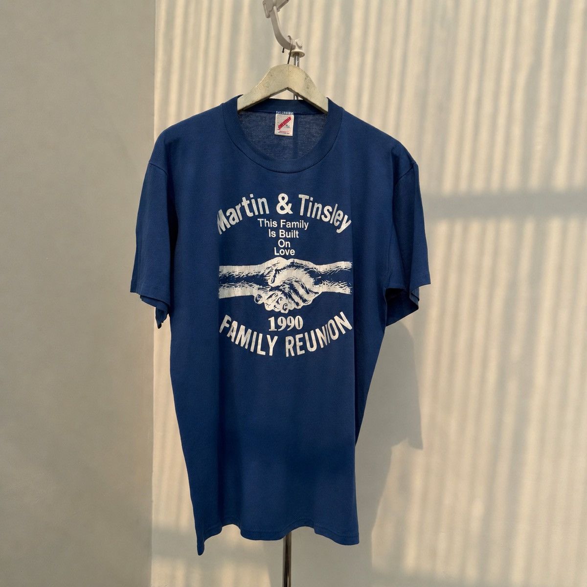 Vintage Vintage 90s Martin & Tinsley Family Reunion Handshake Tee Size US XL / EU 56 / 4 - 1 Thumbnail
