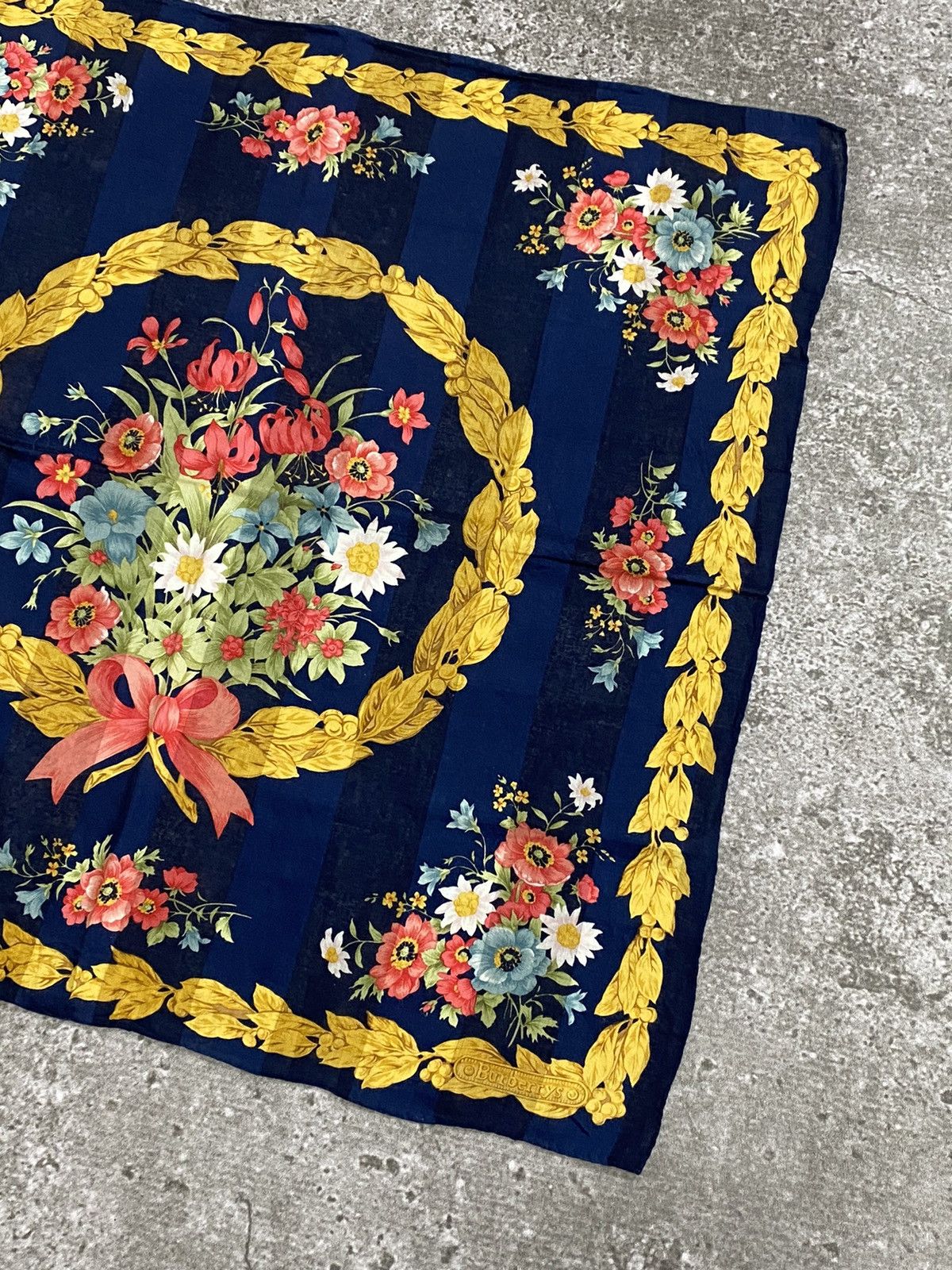 Burberry Burberrys Handkerchief / Bandana / Neckerchief Size ONE SIZE - 7 Thumbnail