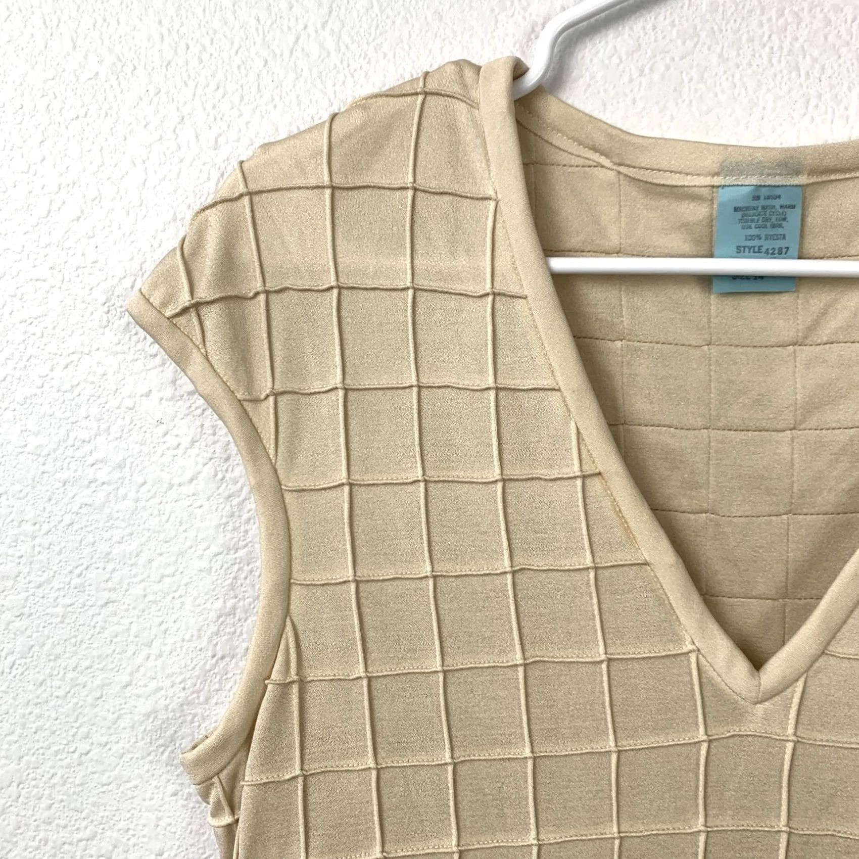 Vintage VINTAGE Nyesta Cream Quilted Textured Grid Mod V-Neck Sheath Dress 14 Size XL / US 12-14 / IT 48-50 - 2 Thumbnail
