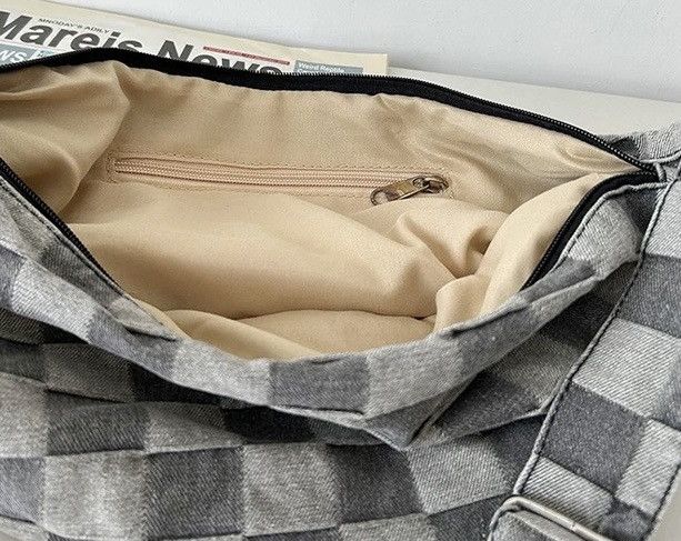 Japanese Brand 2000s aesthetic outdoor checkerboard messenger bag hobo bag Size ONE SIZE - 7 Thumbnail