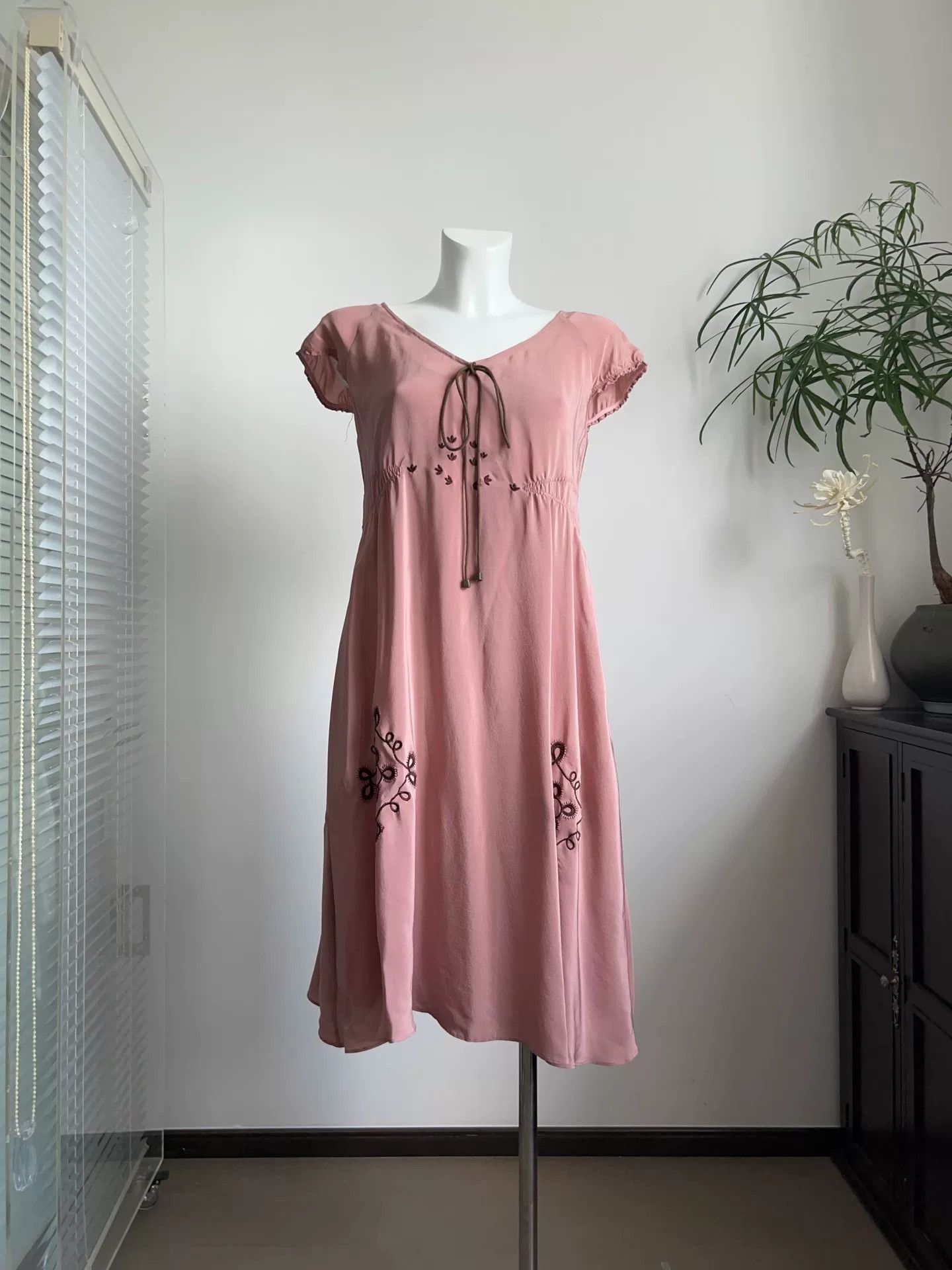 Moschino MOSCHINO Pink Silk Embroidered Dress Size S / US 4 / IT 40 - 1 Thumbnail