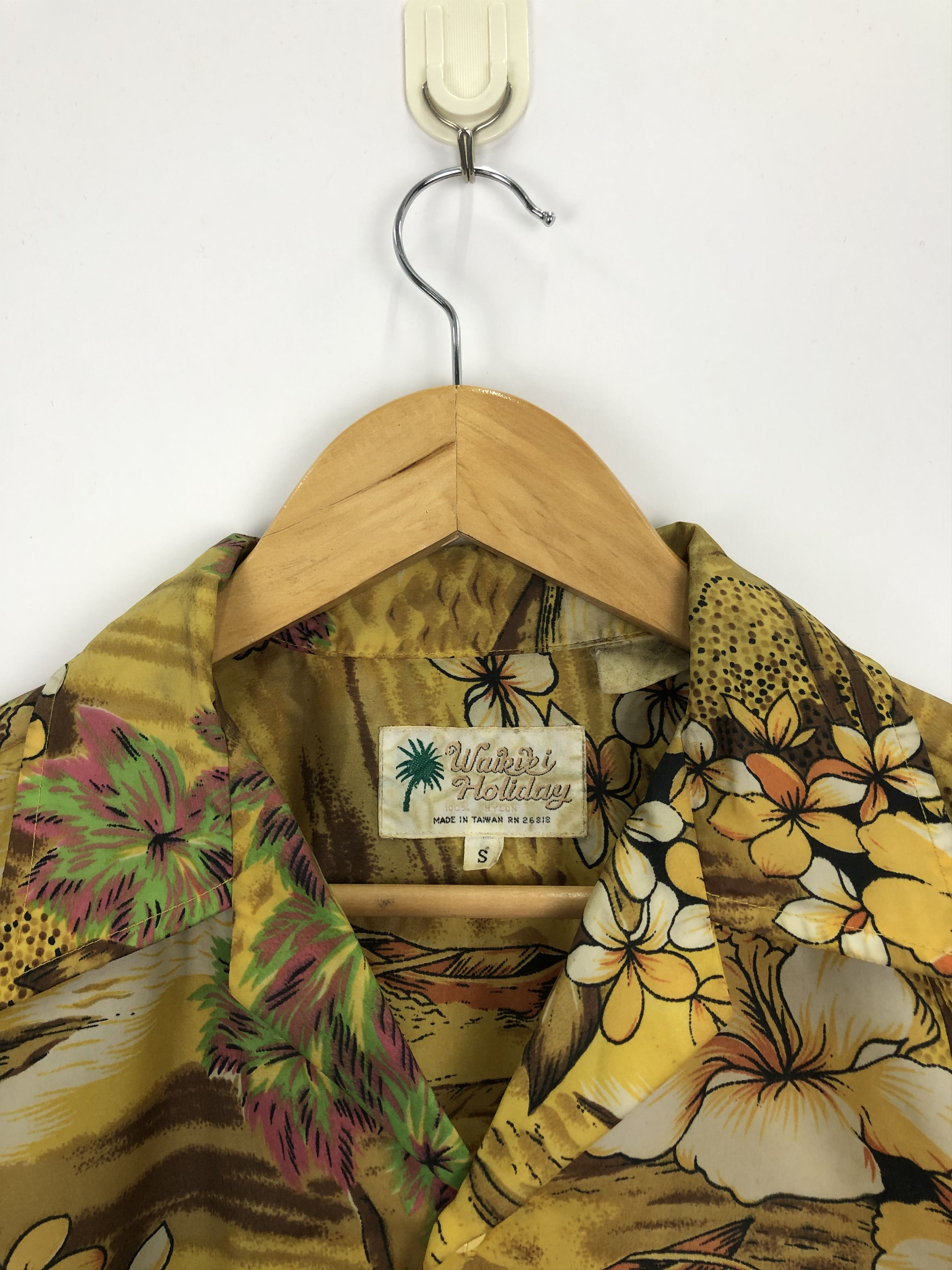 Vintage Vintage Waikiki Holiday Nylon Flower Motive TA0007 Size US S / EU 44-46 / 1 - 7 Thumbnail