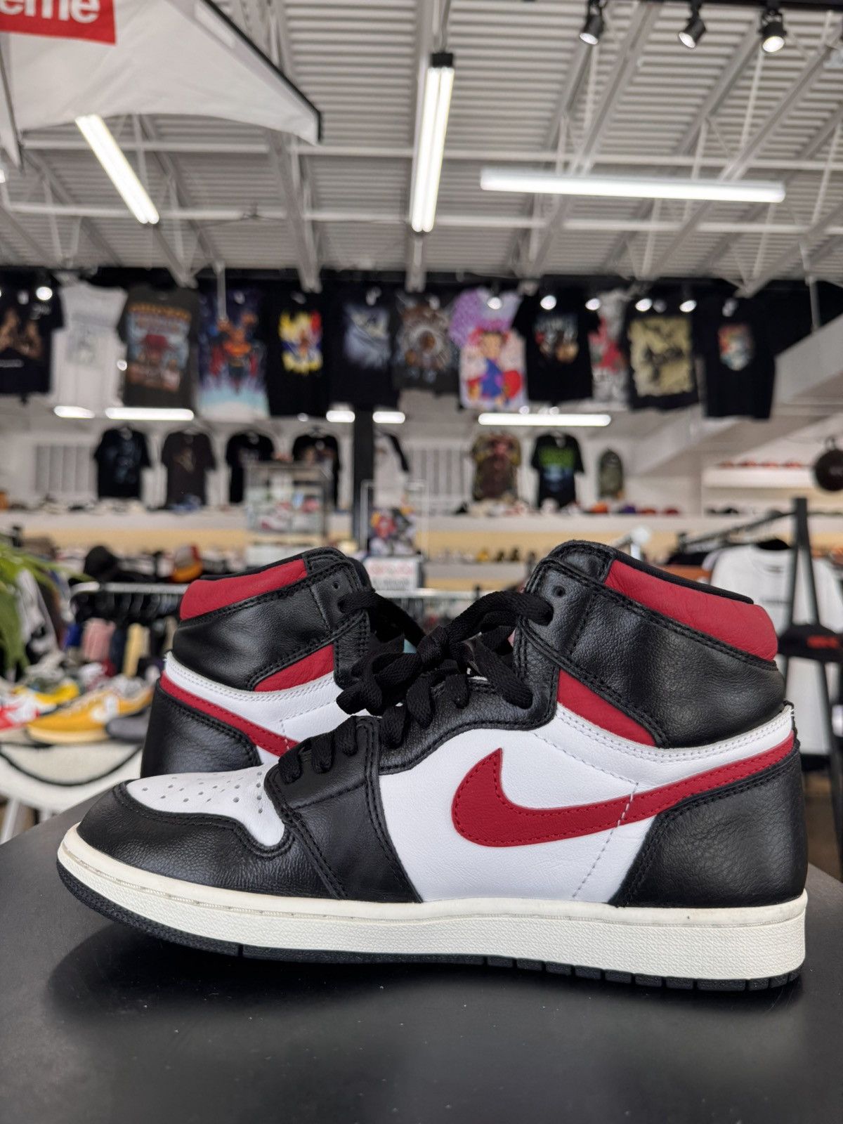 Jordan Brand Air Jordan 1 Retro High Black Gym Red Size 8 (2019) Size US 8 / EU 41 - 4 Thumbnail
