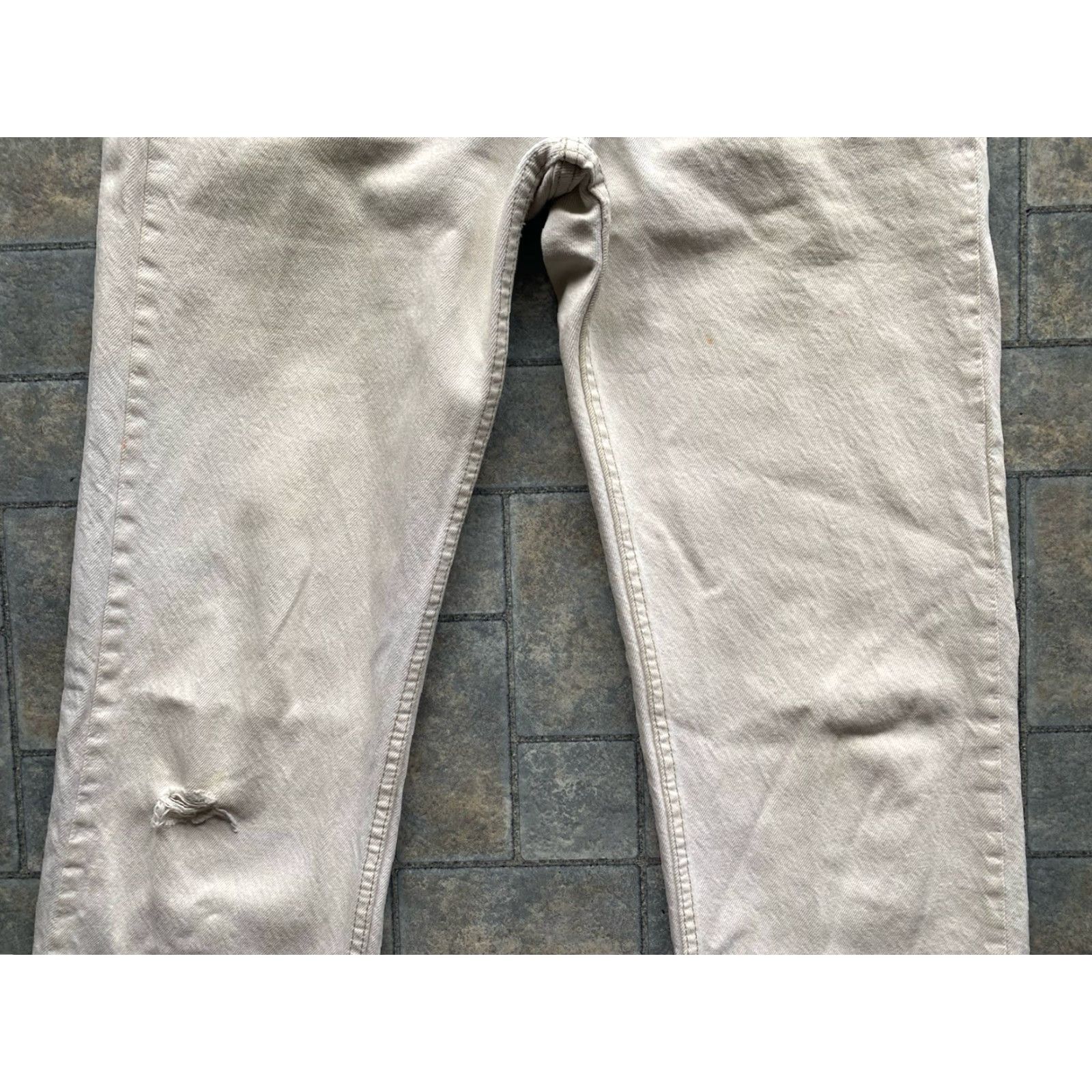 Levi's VINTAGE Levi’s 501 Jeans Mens 33x36 White Made In USA Flaws Damage Wear 90s VTG Pants Mens Jeans White 1994 Size US 33 - 3 Thumbnail
