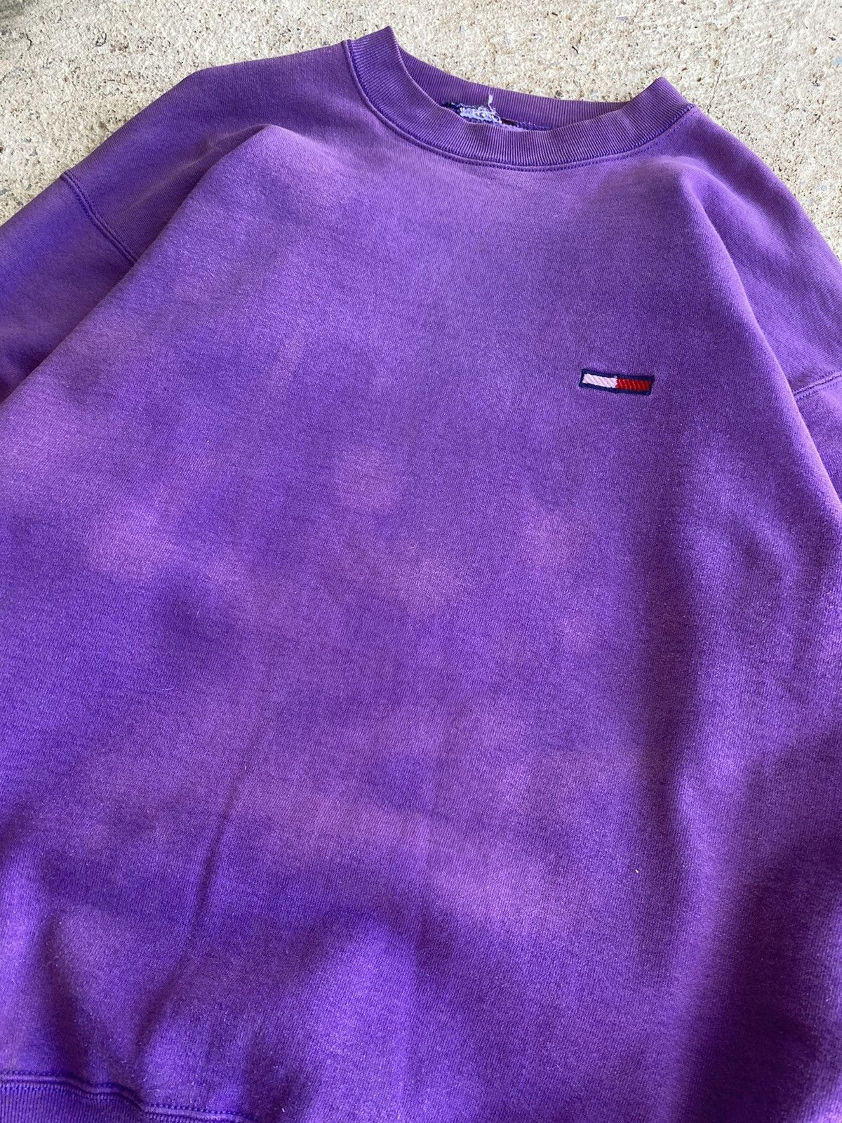 Tommy Hilfiger × Vintage Vintage 90’s Tommy Hilfiger Faded Purple Sweatshirt Size US XL / EU 56 / 4 - 3 Thumbnail