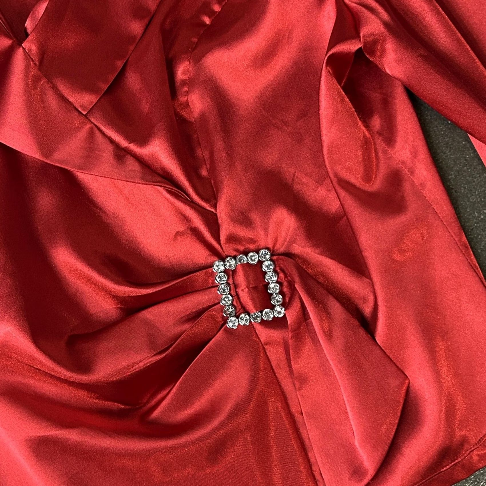 Vintage Blu Sage Blouse Womens Medium Red Satin Rhinestone Buckle 3/4 Sleeve Dressy Top Size M / US 6-8 / IT 42-44 - 2 Thumbnail