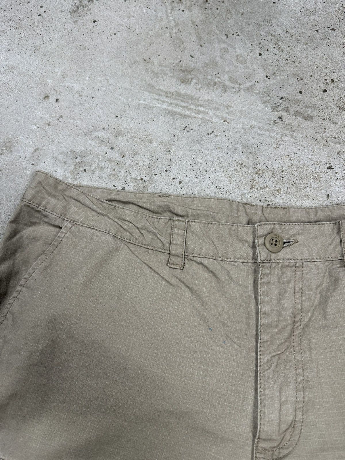 Nike × Vintage Vintage Y2K Nike Beige Baggy Cargo Shorts Swoosh Size US 38 / EU 54 - 9 Thumbnail
