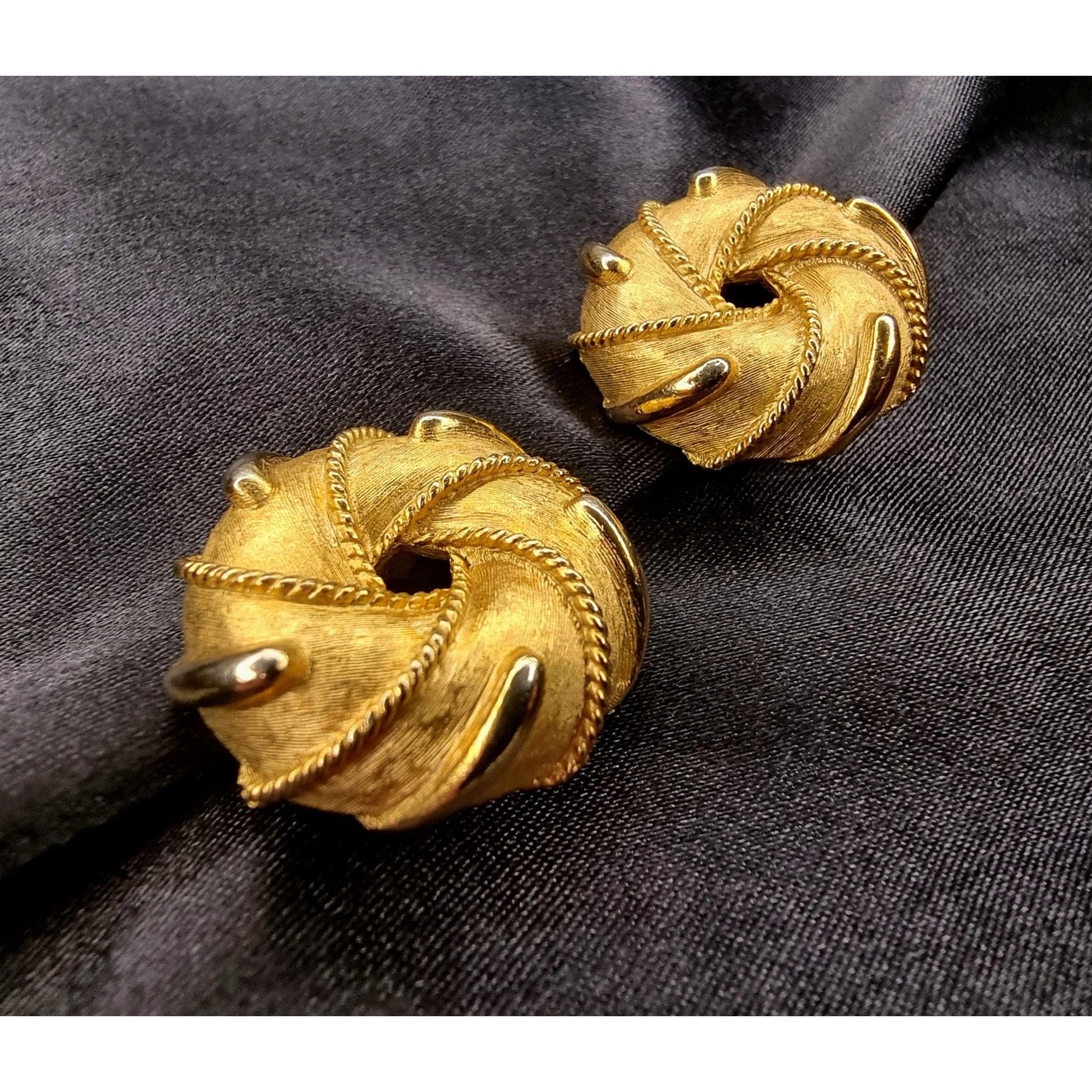 Vintage Rare Find Vintage TRIFARI CROWN Gold Tone Clip On Earrings Size ONE SIZE - 3 Thumbnail