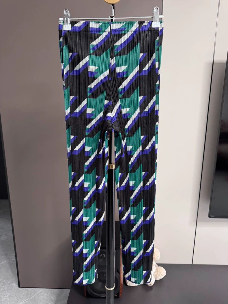Issey Miyake Issey Miyake size:2 Black and green checkered pleated pant Size 23" - 2 Thumbnail