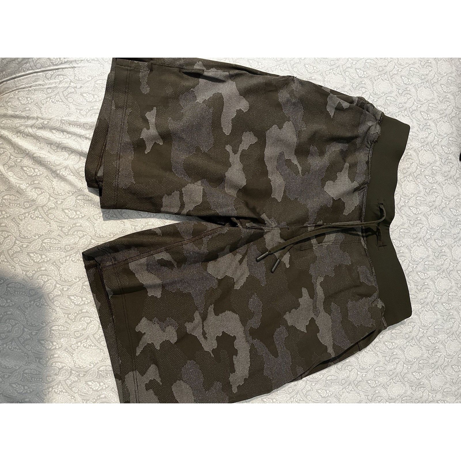 Lululemon Lululemon T.H.E. Short 9” Camo Men’s Medium Est Drawstring Size US 30 / EU 46 - 1 Thumbnail