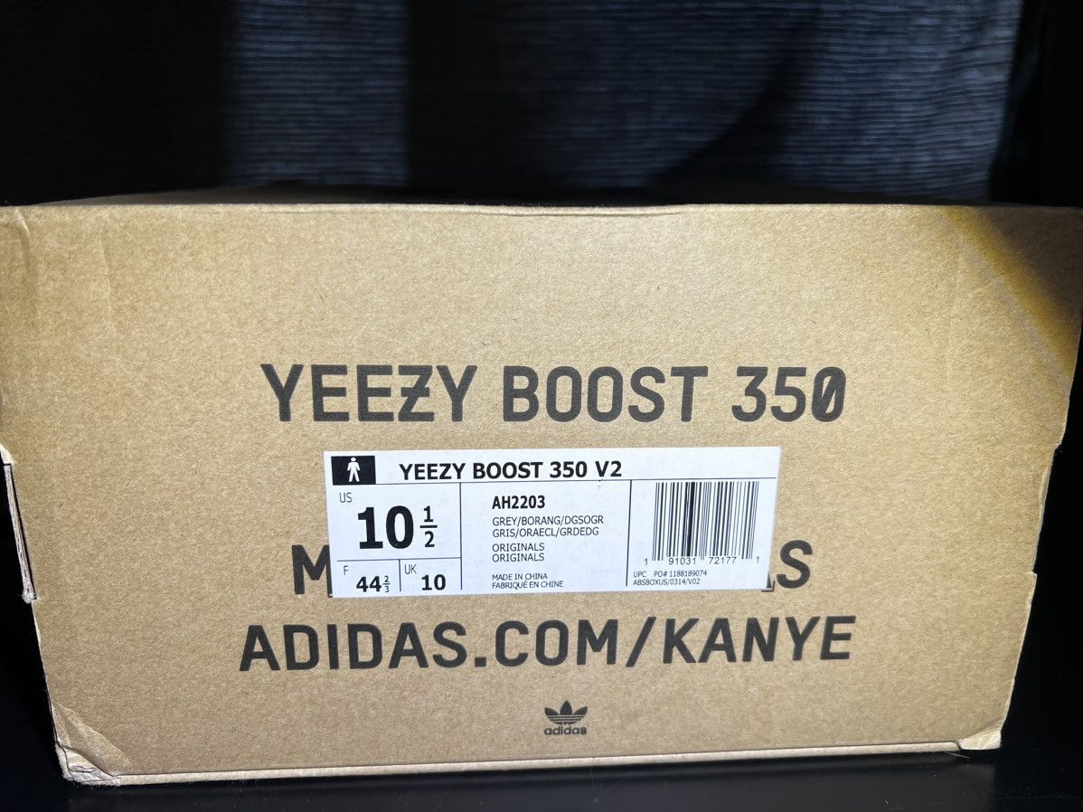 Adidas Yeezy beluga 2.0 Size US 10.5 / EU 43-44 - 6 Thumbnail