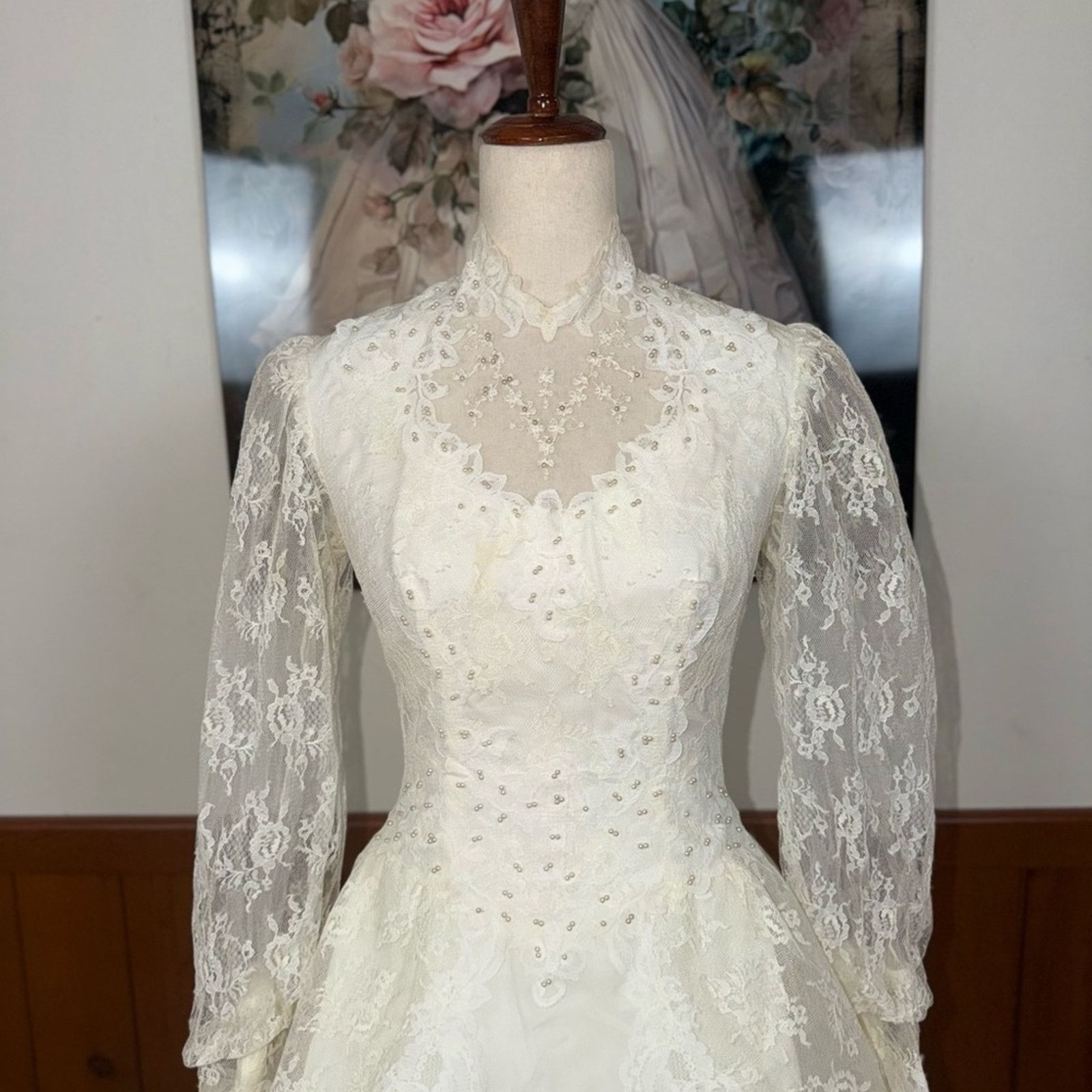 Vintage Fabulous Vintage 1970s High Neck Lace Wedding Gown Size L / US 10 / IT 46 - 3 Thumbnail