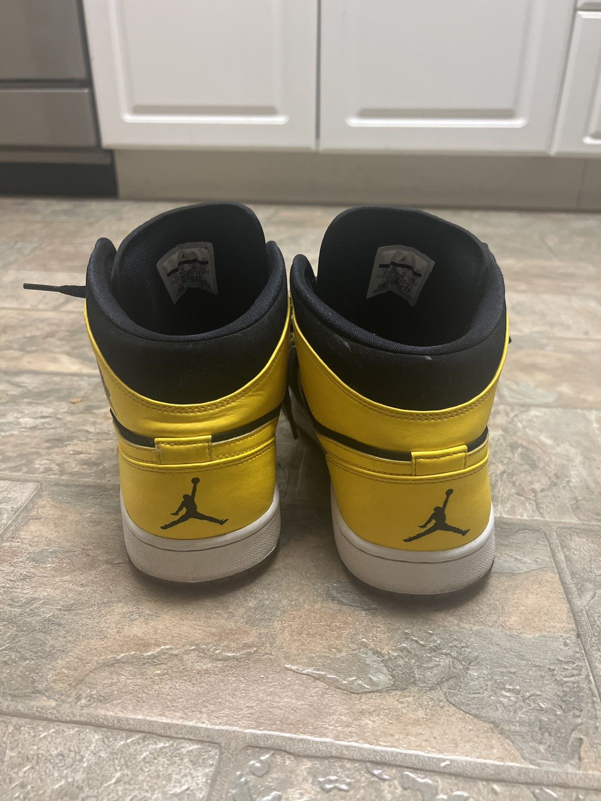 Jordan Brand Air Jordan 1s mid New Love Size US 11 / EU 44 - 3 Thumbnail