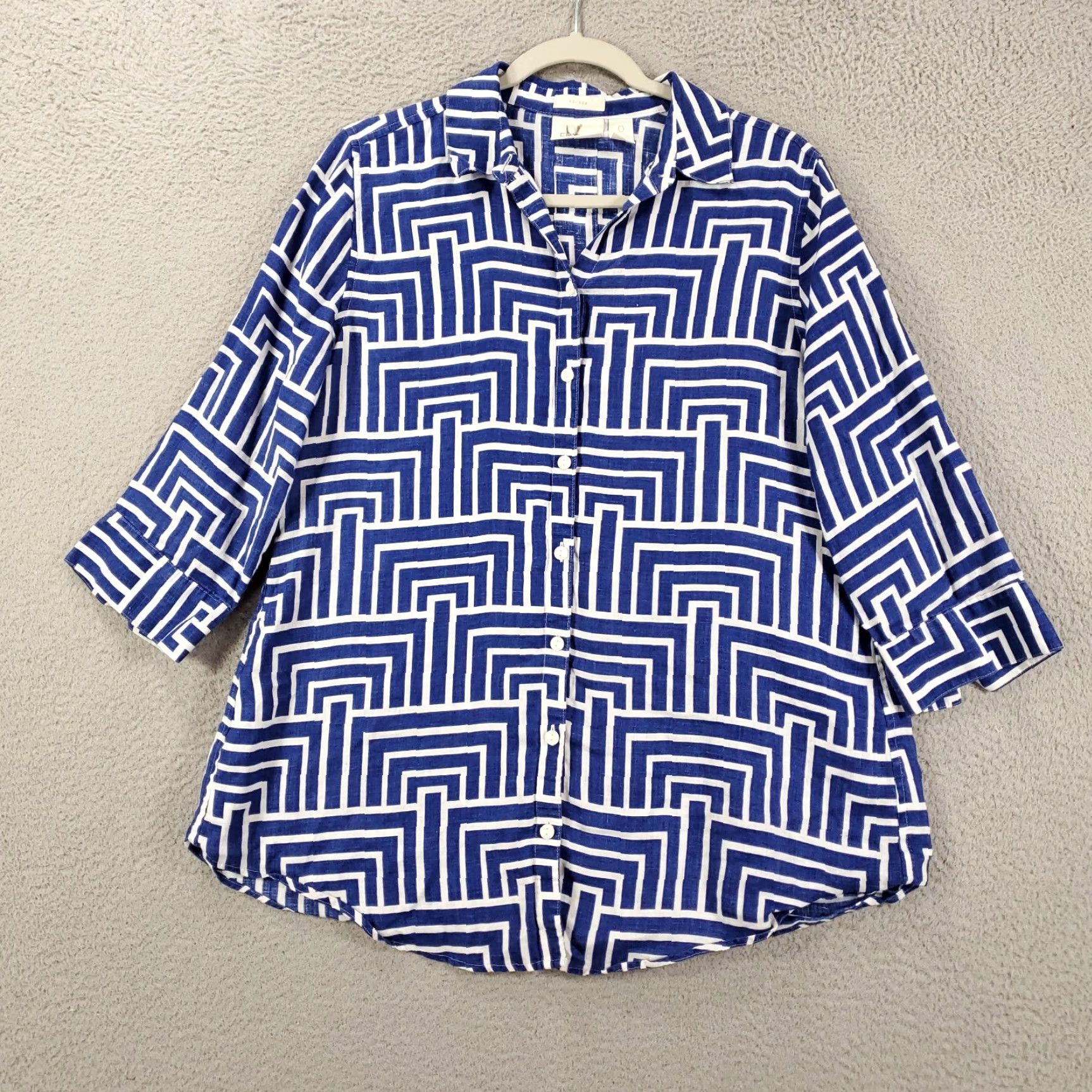 Vintage VINTAGE No Iron Top Chico's Blouse Shirt Womens Small Blue Geometric Button Up casual Sleeve 3/4 Classic S Women Size S / US 4 / IT 40 - 2 Thumbnail