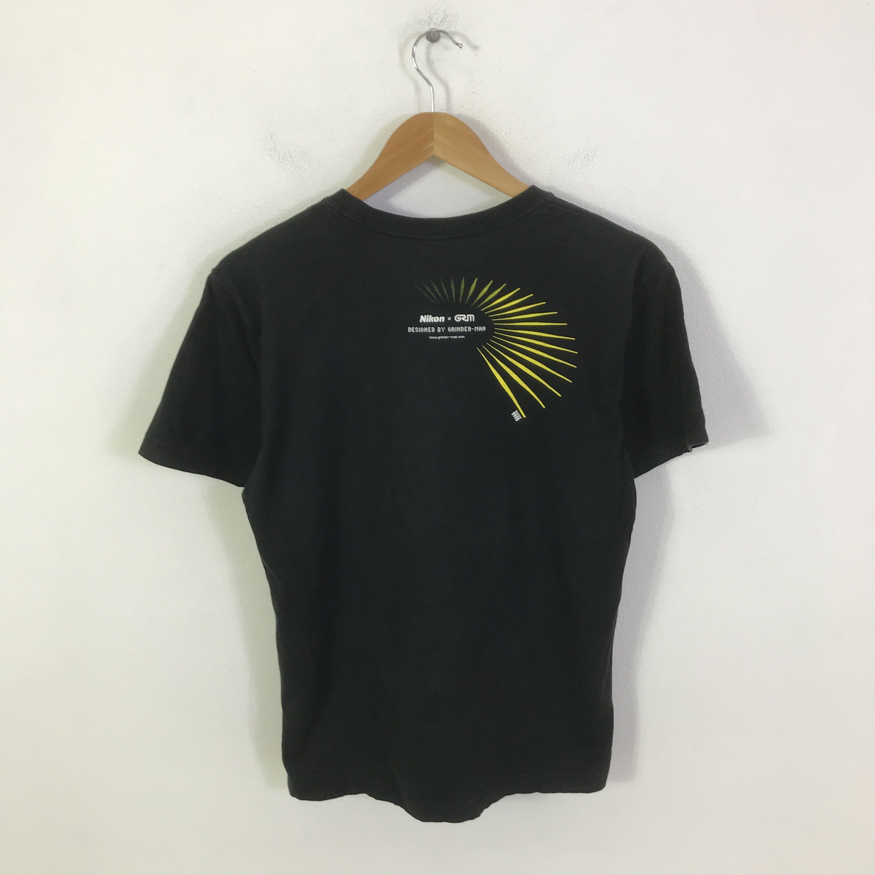 Uniqlo nikon x grm t-shirt K93B35 Size US M / EU 48-50 / 2 - 3 Thumbnail