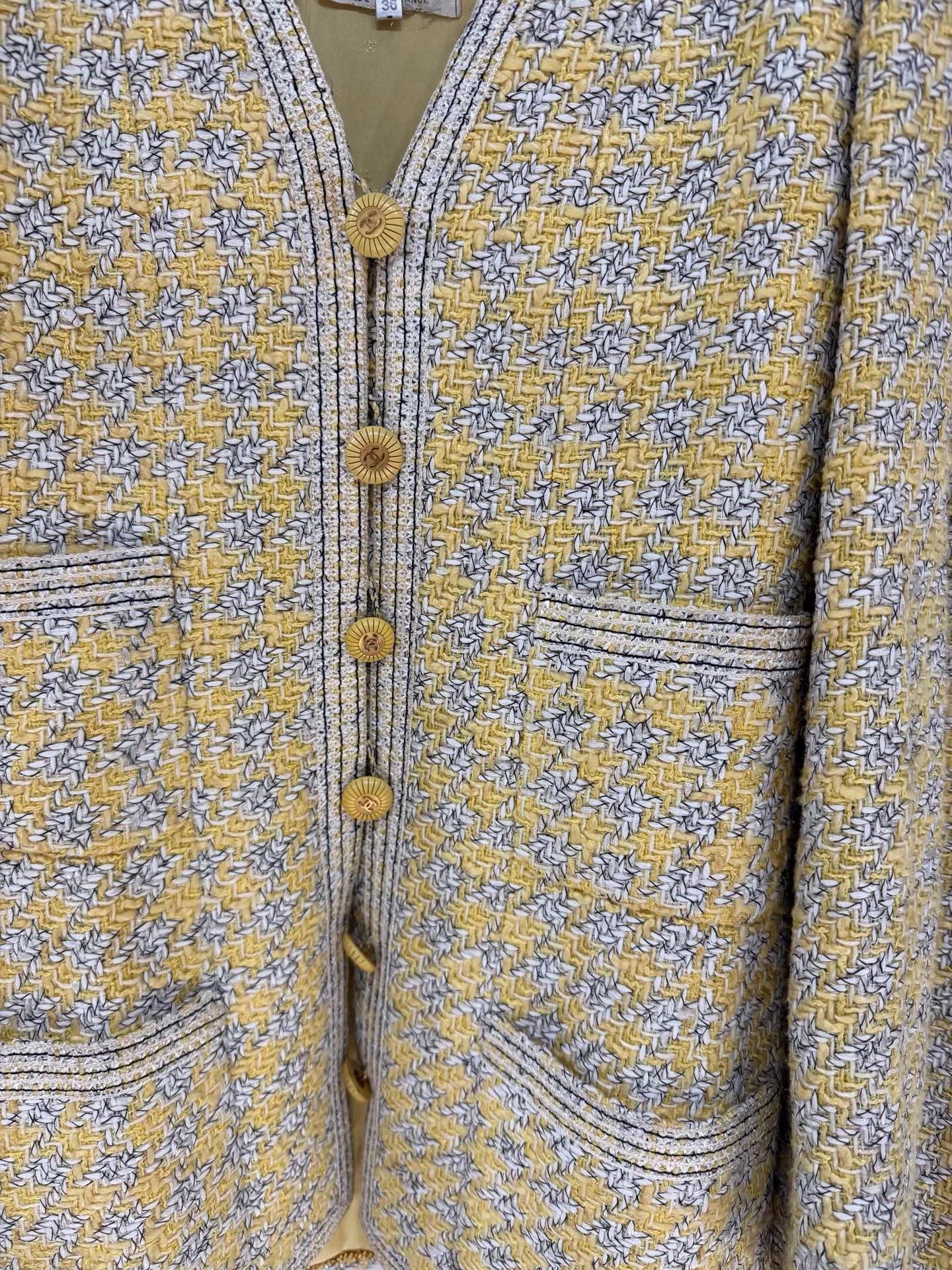 Chanel Chanel 93 Runway Wool Yellow Daisy Button Set Size XS / US 0-2 / IT 36-38 - 2 Thumbnail