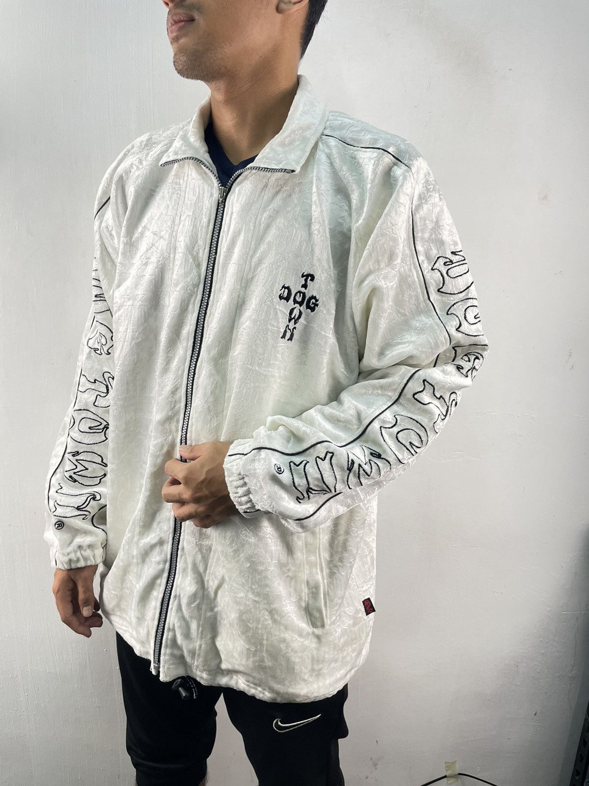 Dogtown × Vintage Vintage Dogtown Velvet Jacket AOP Spellout Baggy Size US XL / EU 56 / 4 - 1 Thumbnail