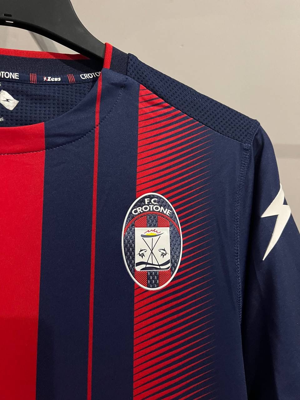 Sports Specialties 2018/19 CROTONE FC HOME SOCCER JERSEY FOOTBALL SHIRT ZEUS L Size US L / EU 52-54 / 3 - 5 Thumbnail