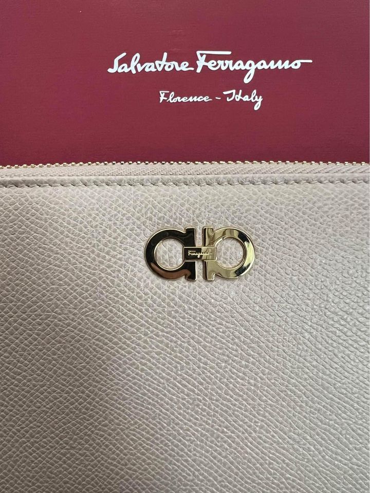Salvatore Ferragamo o1s1rm0924 Size: OS / Leather Wallet in Brown Size ONE SIZE - 2 Thumbnail