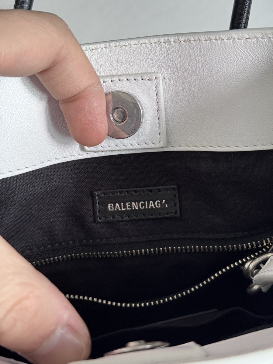 Balenciaga SS20 HELLO KITTY RUNWAY SLING BAG Size ONE SIZE - 4 Thumbnail