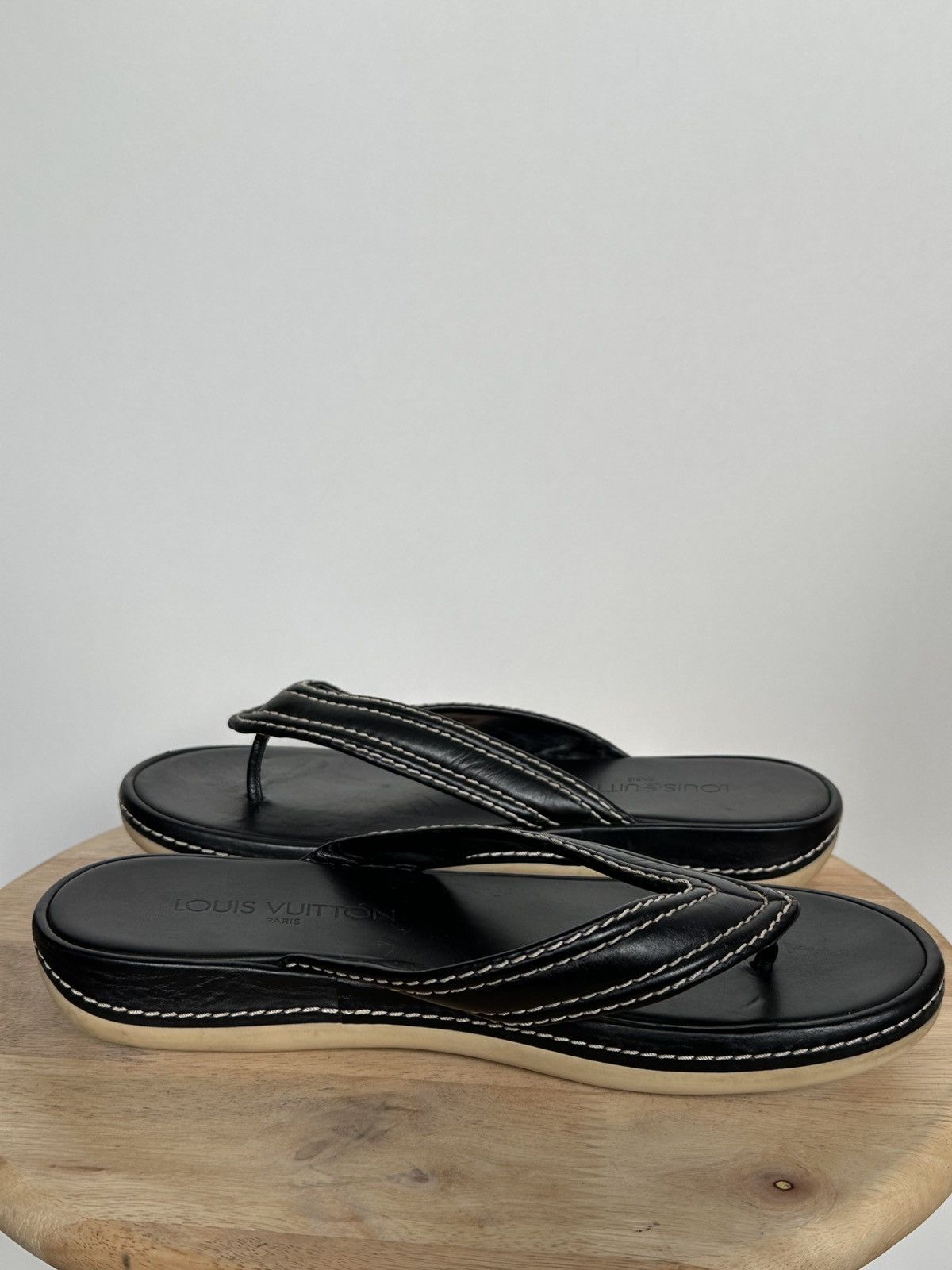 Louis Vuitton Louis Vuitton LV leather flip flops thongs with dustbag Size US 8.5 / IT 38.5 - 6 Thumbnail