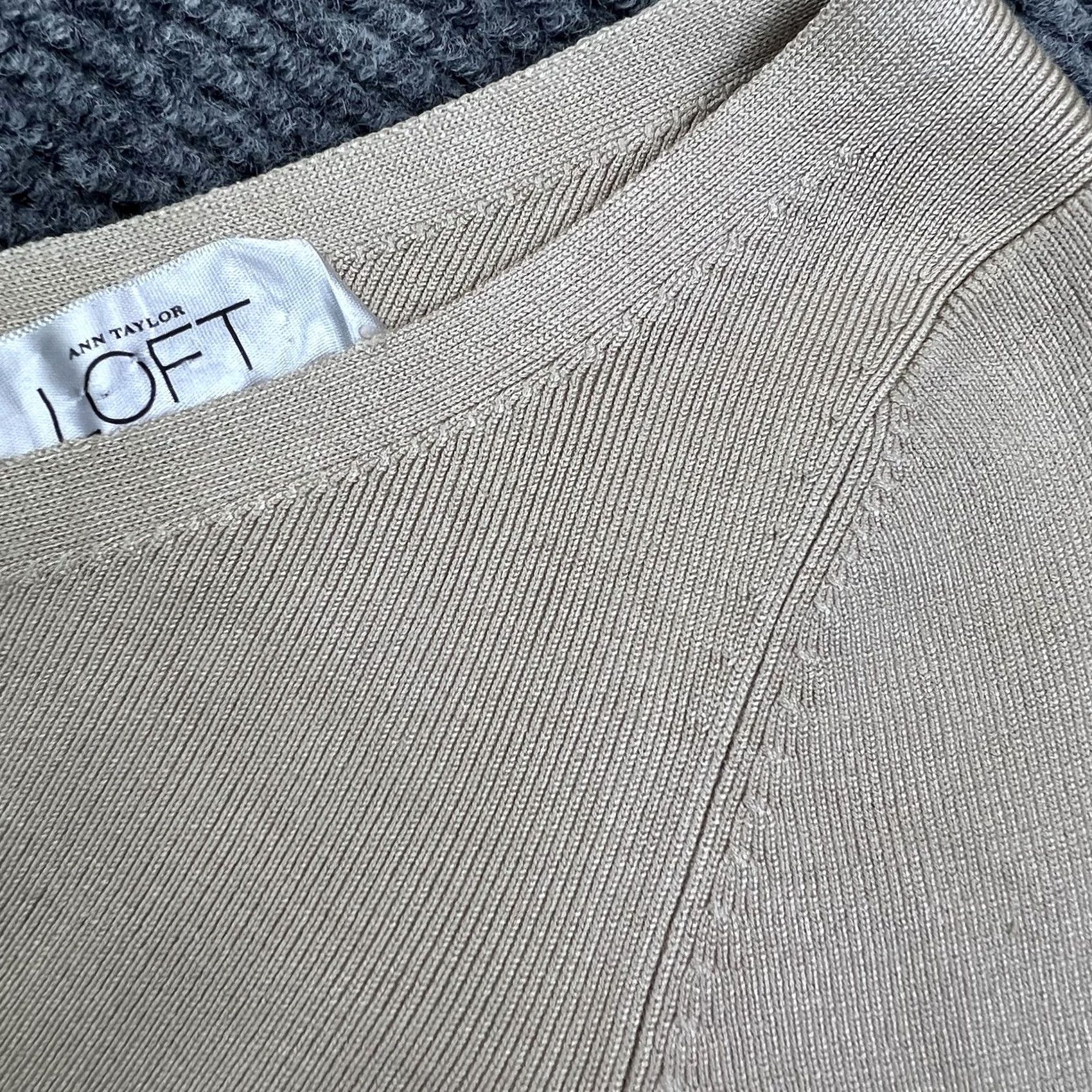 Ann Taylor VINTAGE? No, use original: Ann Taylor Loft V-Neck Flattering Stretch Fit Shirt Women’s XS Beige 3/4 Sleeve Size XS / US 0-2 / IT 36-38 - 7 Thumbnail