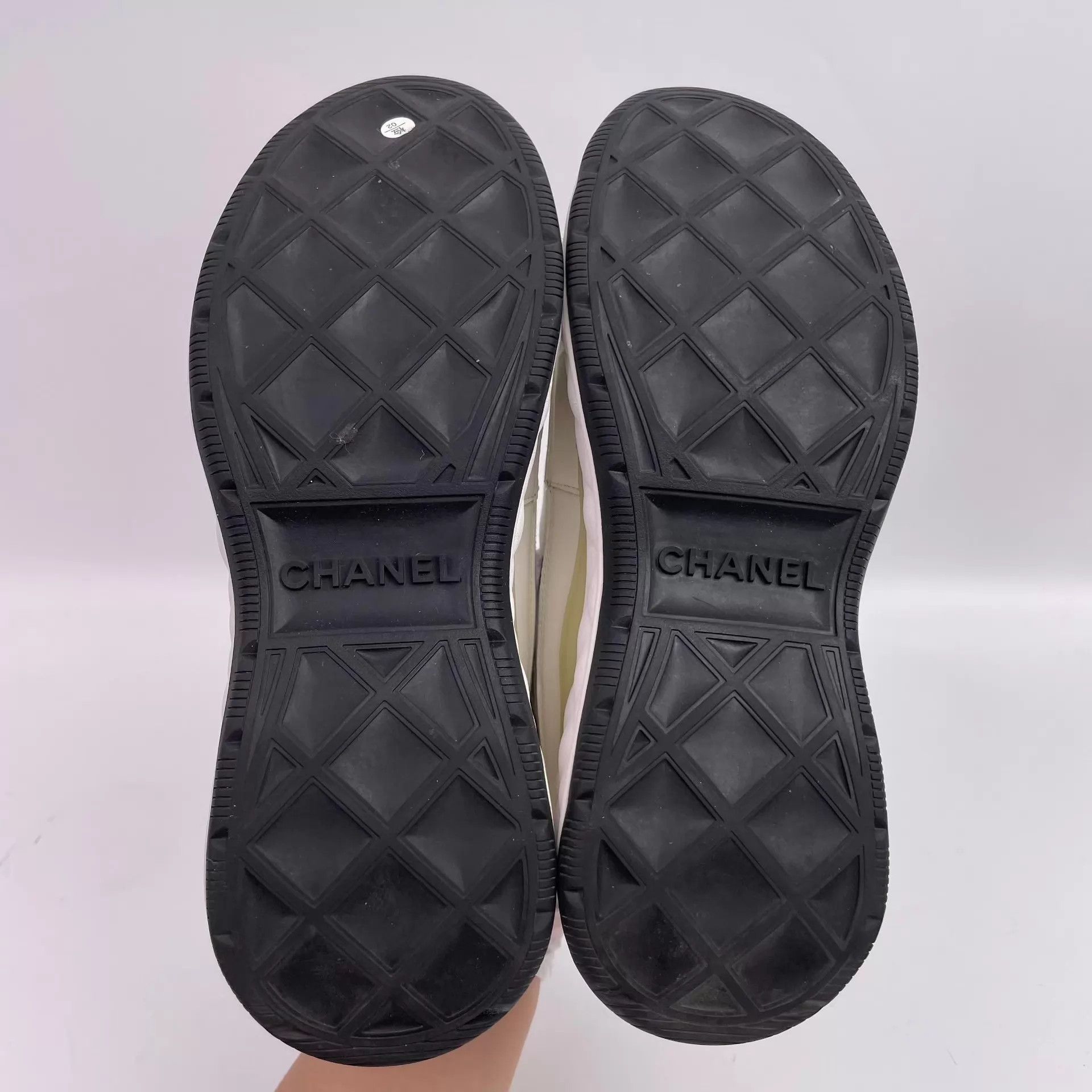 Chanel Chanel Platinum Velvet Air Cushion Sneaker Women's Size US 7.5 / IT 37.5 - 6 Thumbnail