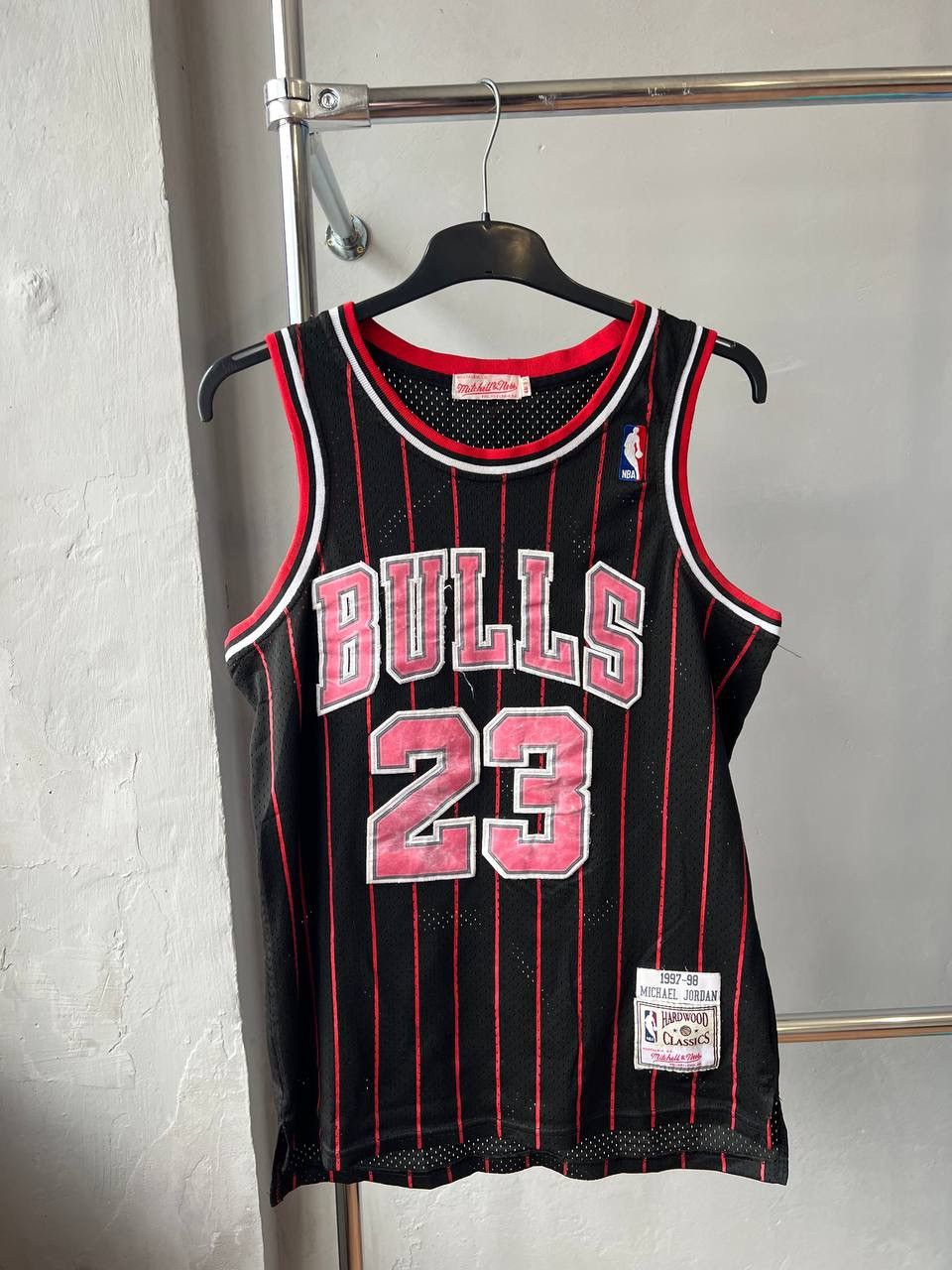 NBA 1097/98 CHICAGO BULLS #23 JORDAN MITCHELL&NESS RARE JERSEY Size US S / EU 44-46 / 1 - 2 Thumbnail