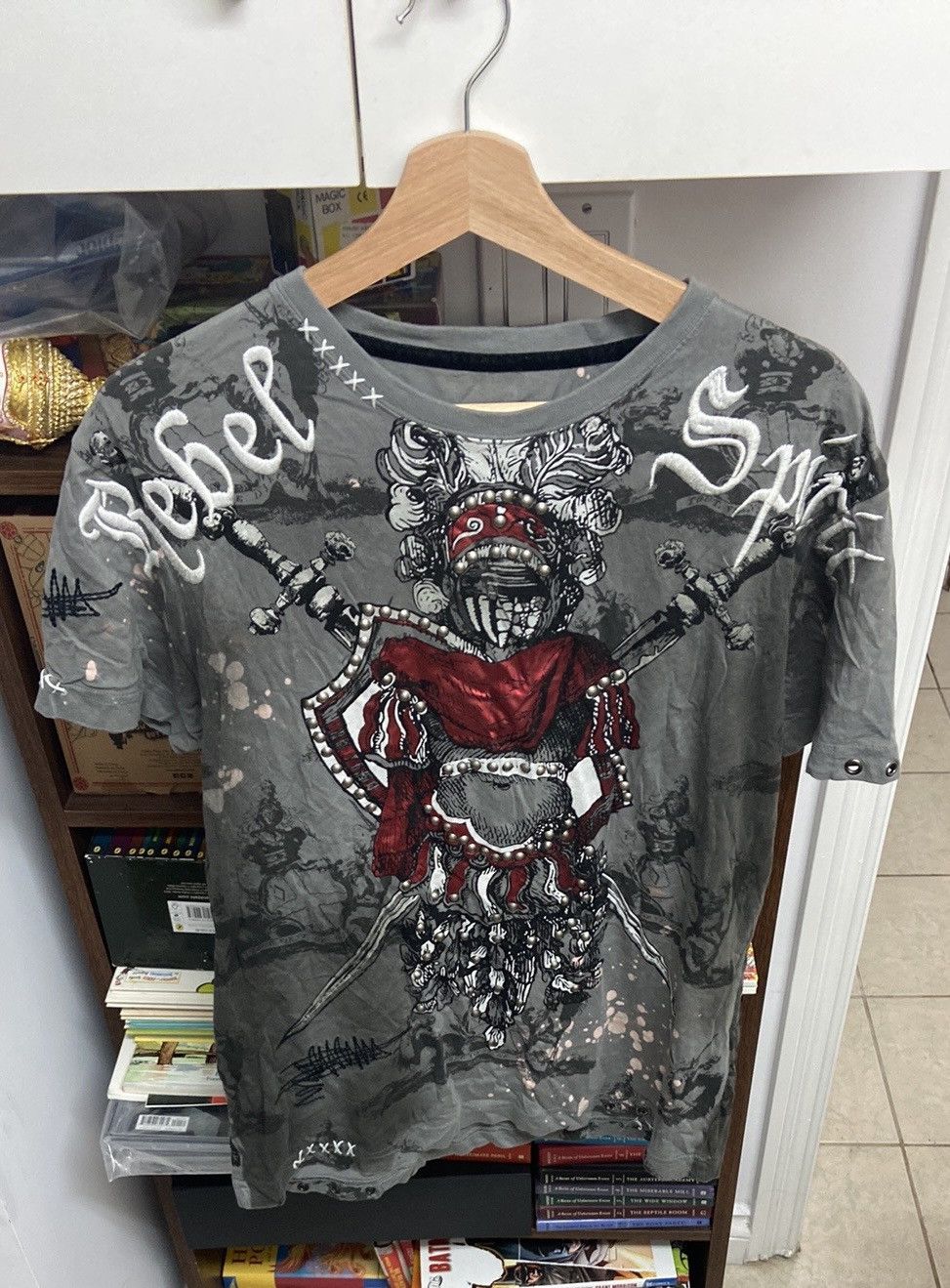 Vintage Y2K Rebel Spirit Distressed Gray/Red Knight Graphic Tee Size US M / EU 48-50 / 2 - 1 Thumbnail