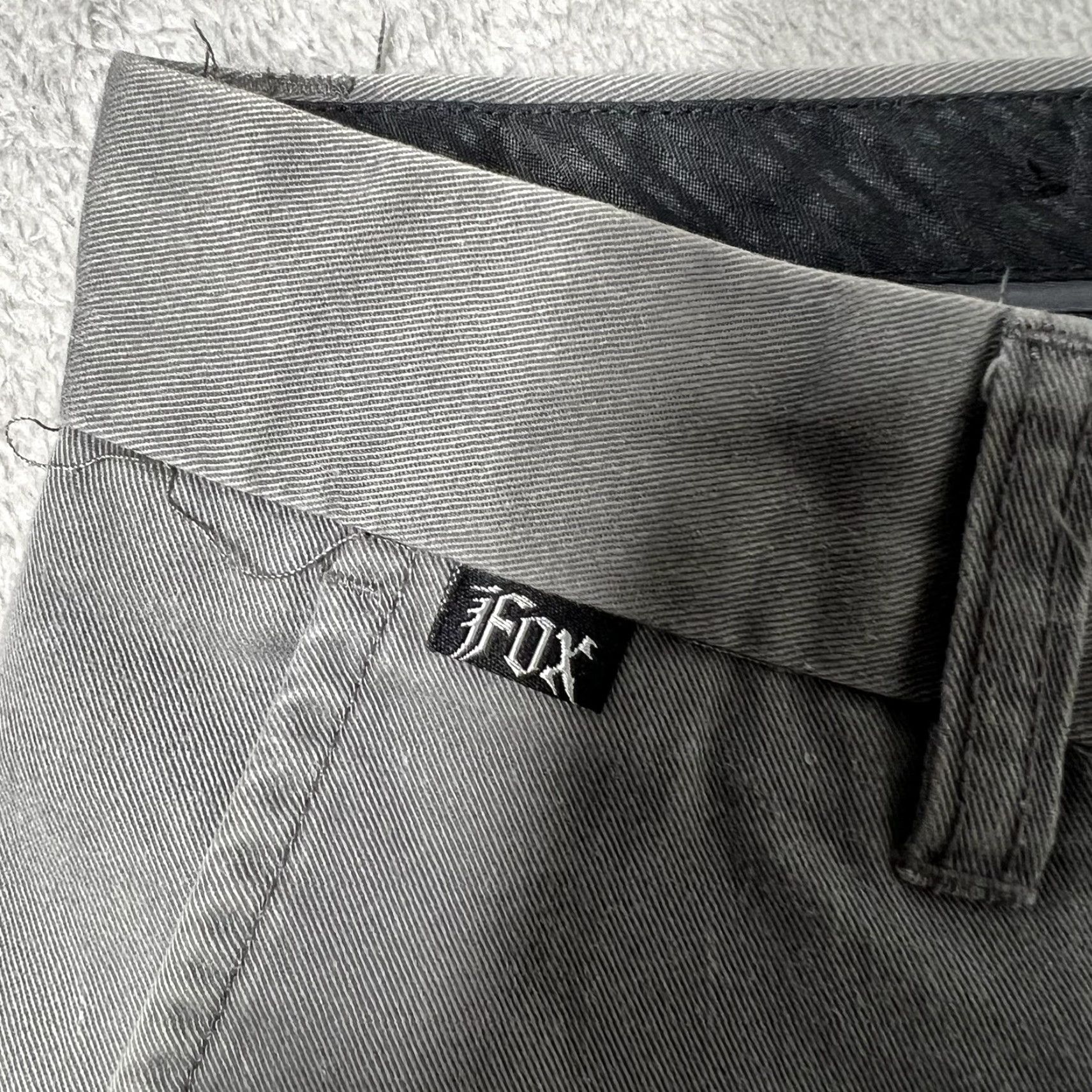 Fox Racing Fox Men’s Shorts Casual 28 Gray 8” Inseam Flat Front Polyester Cotton Chino Pockets Belt Loops Logo Regular Size US 28 / EU 44 - 3 Thumbnail