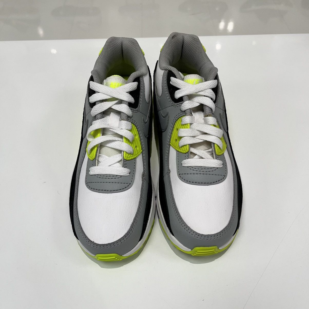 Nike Nike Air Max 90 OG Volt (GS) Size US 5 / EU 37 - 9 Thumbnail