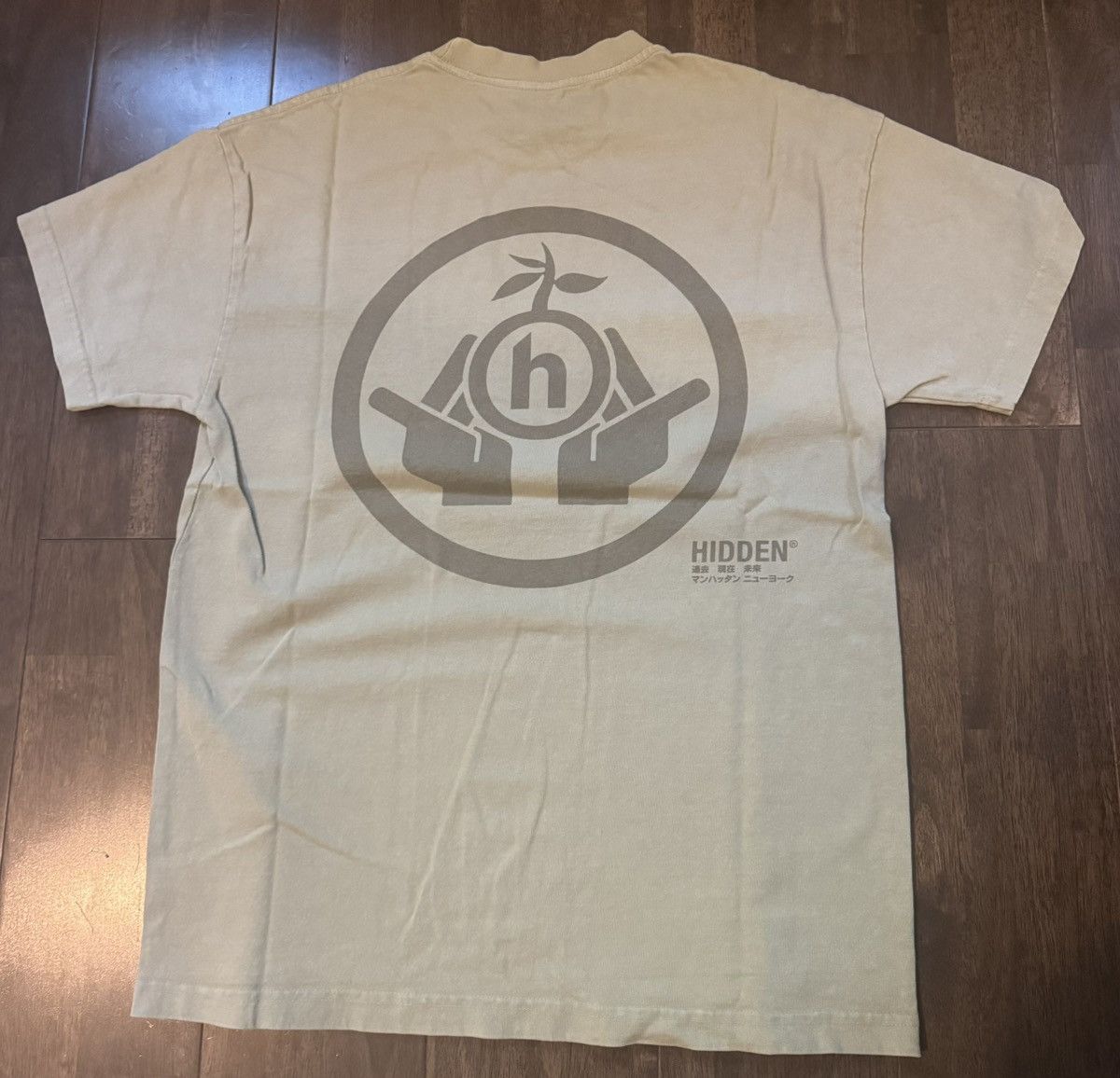 HIDDEN HIDDEN Nature Hands Tee faded army Size M Size US M / EU 48-50 / 2 - 3 Thumbnail