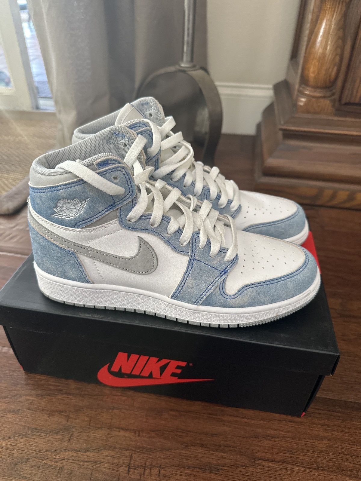 Jordan Brand Air Jordan 1 Retro High- Hyper royal/white Size US 8 / IT 38 - 1 Thumbnail