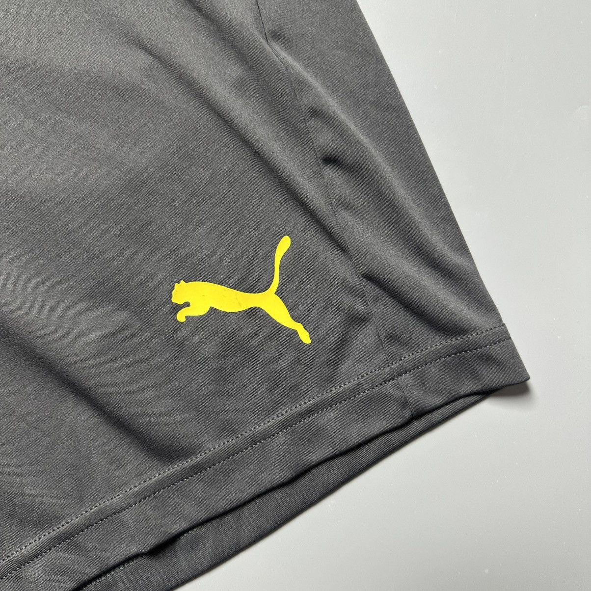 Puma BORUSSIA DORTMUND PUMA 2019/2020 FOOTBALL TRAINING SHORTS Size US 34 / EU 50 - 3 Thumbnail